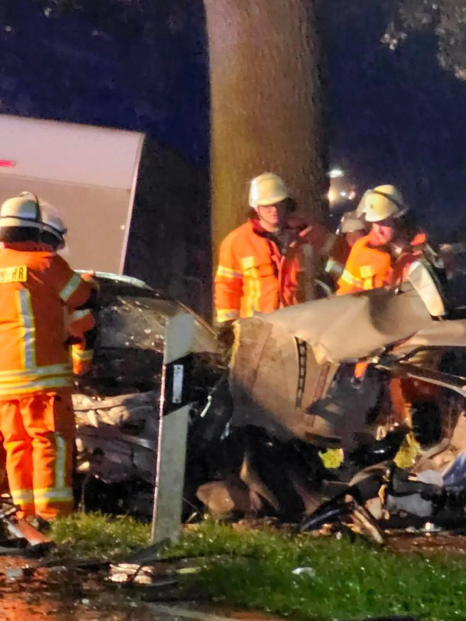 31.10.2023, Niedersachsen, Werlte/Sögel: Rettungskräfte sind an einer Unfallstelle im Einsatz. Bei einem Frontalzusammenstoß beim Abbiegen ist ein 34 Jahre alter Autofahrer im Landkreis Emsland ums Leben gekommen. Sein Auto kollidierte nach Angaben eines Polizeisprechers am Montagabend auf einer Kreisstraße zwischen Werlte und Sögel mit dem Wagen einer Familie. Dessen 37 Jahre alte Fahrerin wurde demnach schwer verletzt, ihr 43-jähriger Mann und ihre zwei kleinen Kinder - eine Vierjährige und ein Einjähriger - erlitten leichte Verletzungen. Foto: Nord-West-Media TV/dpa +++ dpa-Bildfunk +++