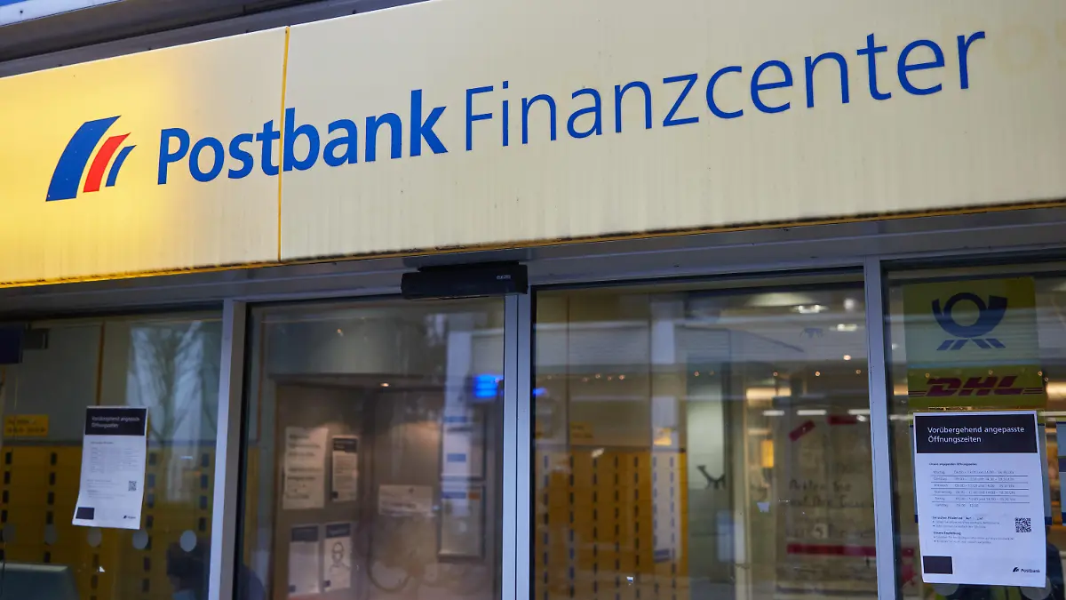 ARCHIV - 14.01.2022, Hamburg: Die Aufschrift "Postbank Finanzcenter" steht über dem Eingang einer Postbankfiliale. (zu dpa "Verbraucherschützer: Beschwerden über Postbank-Probleme halten an") Foto: Georg Wendt/dpa +++ dpa-Bildfunk +++