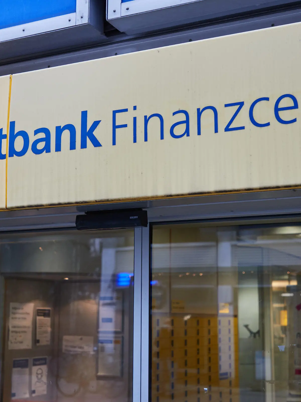 ARCHIV - 14.01.2022, Hamburg: Die Aufschrift "Postbank Finanzcenter" steht über dem Eingang einer Postbankfiliale. (zu dpa "Verbraucherschützer: Beschwerden über Postbank-Probleme halten an") Foto: Georg Wendt/dpa +++ dpa-Bildfunk +++