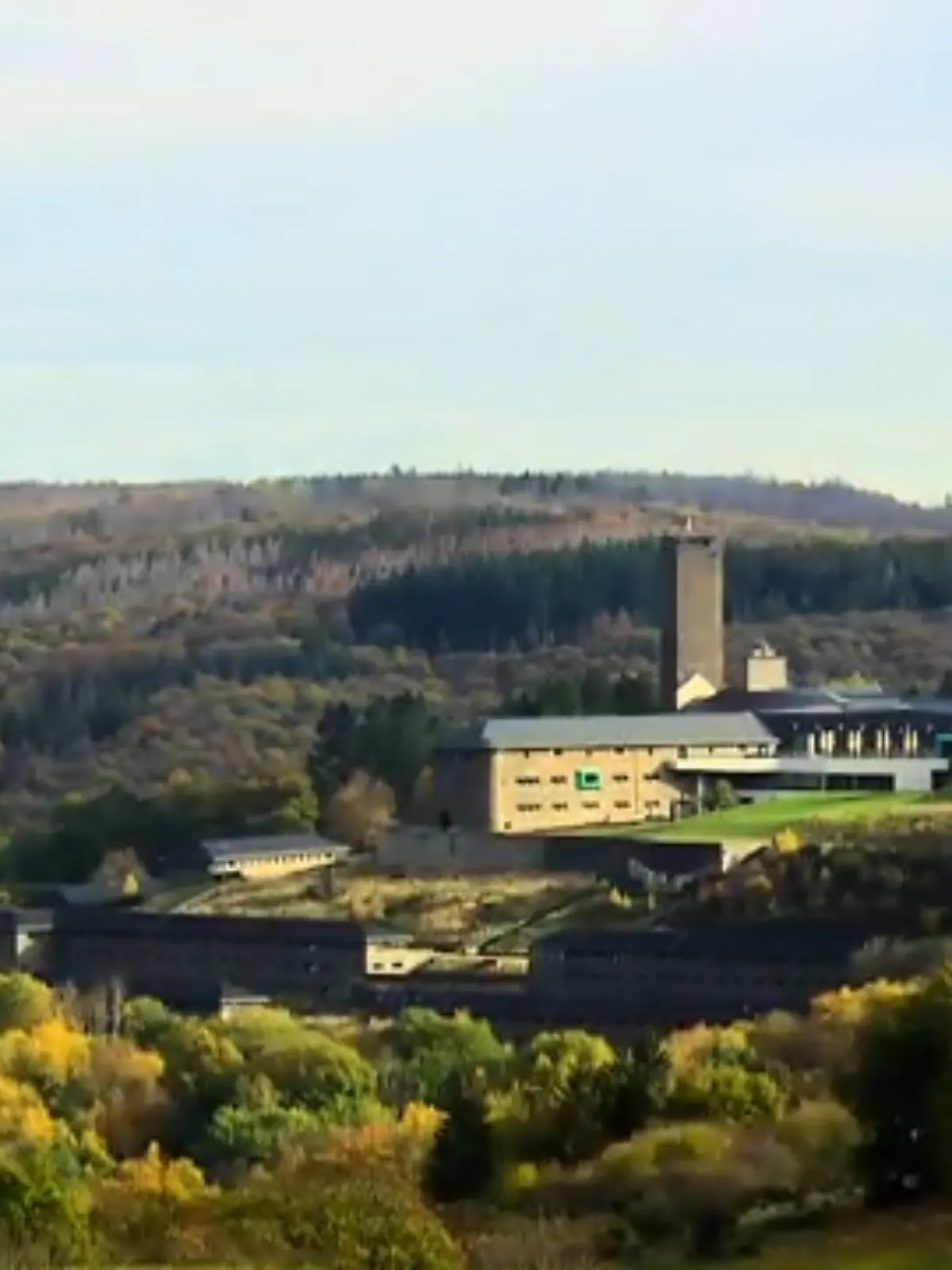 Die Antisemitismusbeauftragte des Landes NRW besucht heute die NS-Ordensburg Vogelsang in der Eifel. Dort wurden zwischen 1936 und 1939 die Führungskader der Nationalsozialisten ausgebildet. Heute ist der Ort historisches Museum und Gedenkstätte in einem.