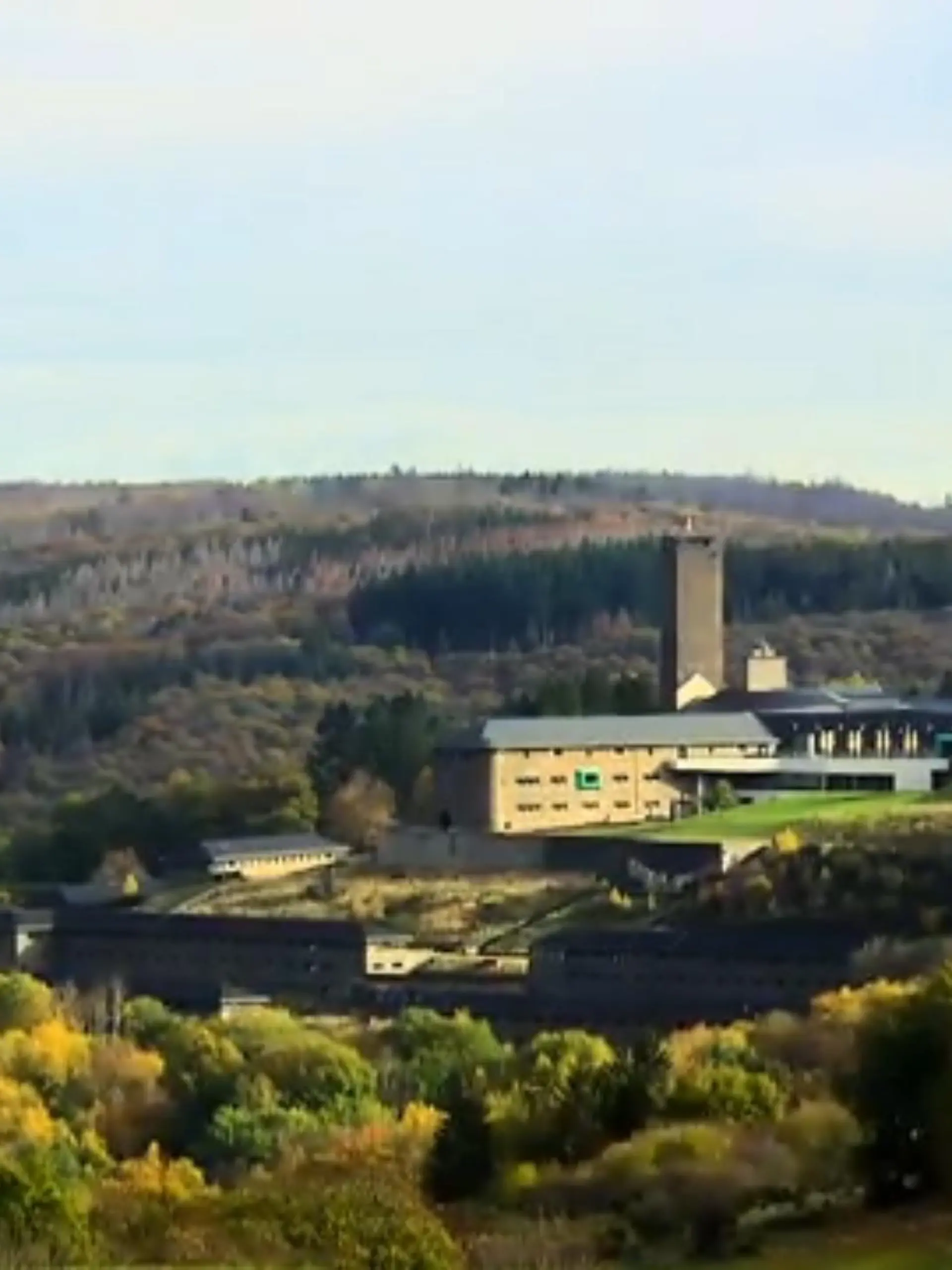 Die Antisemitismusbeauftragte des Landes NRW besucht heute die NS-Ordensburg Vogelsang in der Eifel. Dort wurden zwischen 1936 und 1939 die Führungskader der Nationalsozialisten ausgebildet. Heute ist der Ort historisches Museum und Gedenkstätte in einem.