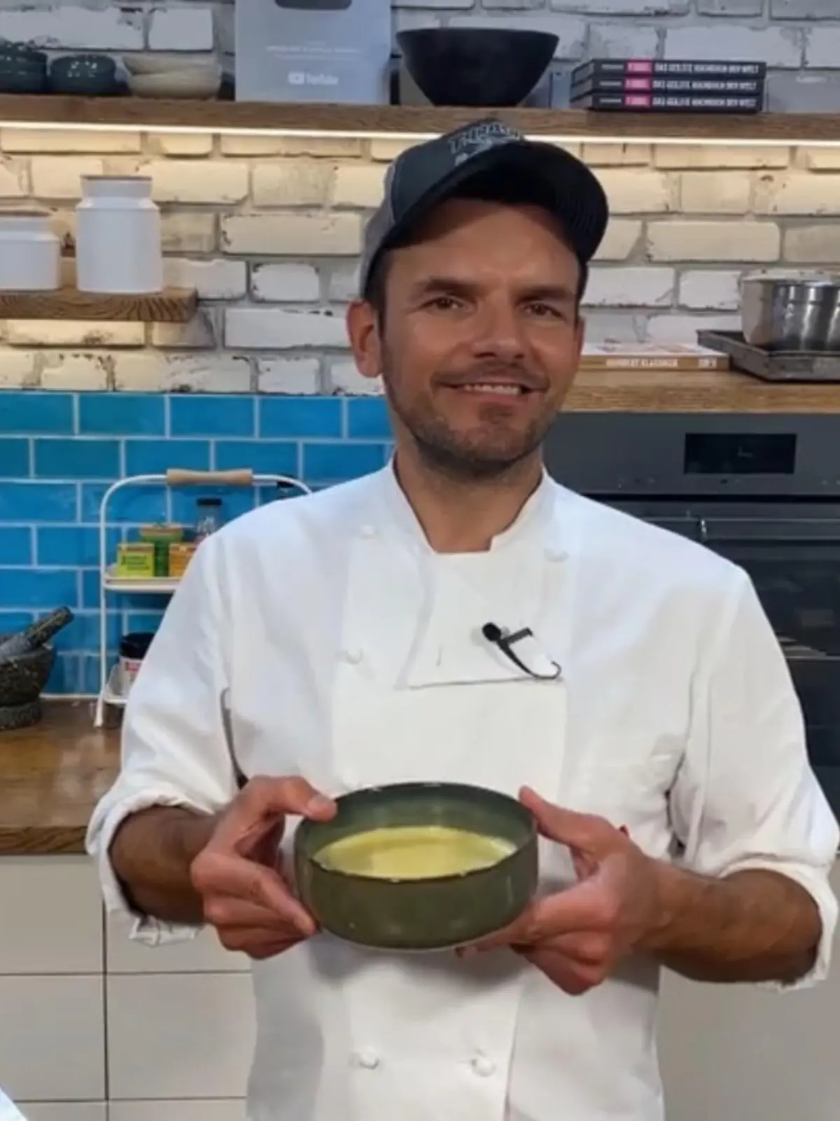 Lecker luftig und herbstlich frisch: Dieses schnelle Rezept für eine fruchtige Kürbissuppe ist in wenigen Minuten fertig. Die Peperoni sorgt für ein feuriges Aroma. Wie es geht, zeigt Steffen Henssler im Video.