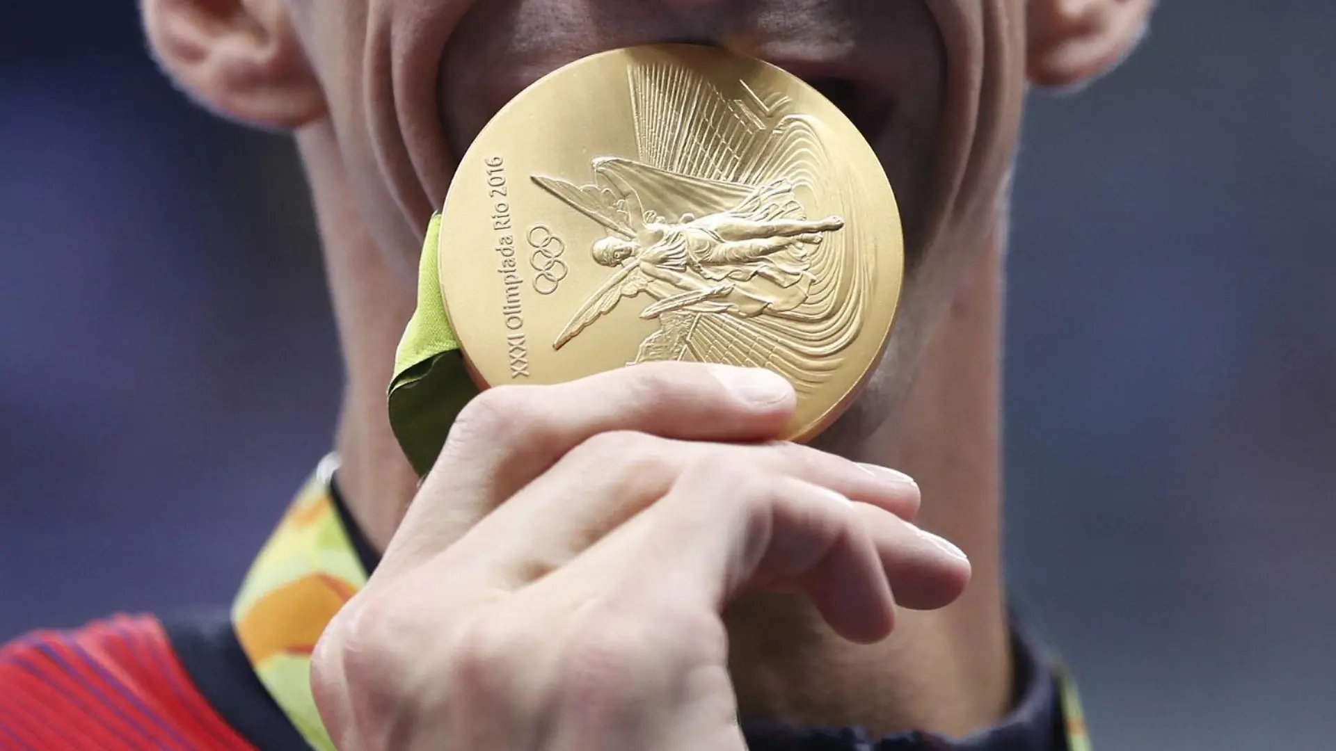 (160813) -- RIO DE JANEIRO, Aug. 13, 2016 -- Michael Phelps of the United States shows the gold medal at the awarding ceremony of the men s 4x100m medley relay final at the 2016 Rio Olympic Games Olympische Spiele Olympia OS in Rio de Janeiro, Brazil, on Aug. 13, 2016. The United States won the gold medal. )(dh) (SP)BRAZIL-RIO DE JANEIRO-OLYMPICS-SWIMMING FeixMaohua PUBLICATIONxNOTxINxCHN
160813 Rio de Janeiro Aug 13 2016 Michael Phelps of The United States Shows The Gold Medal AT The Awarding Ceremony of The Men s 4x100m Medley Relay Final AT The 2016 Rio Olympic Games Olympic Games Olympia OS in Rio de Janeiro Brazil ON Aug 13 2016 The United States Won The Gold Medal DH SP Brazil Rio de Janeiro Olympics Swimming FeixMaohua PUBLICATIONxNOTxINxCHN