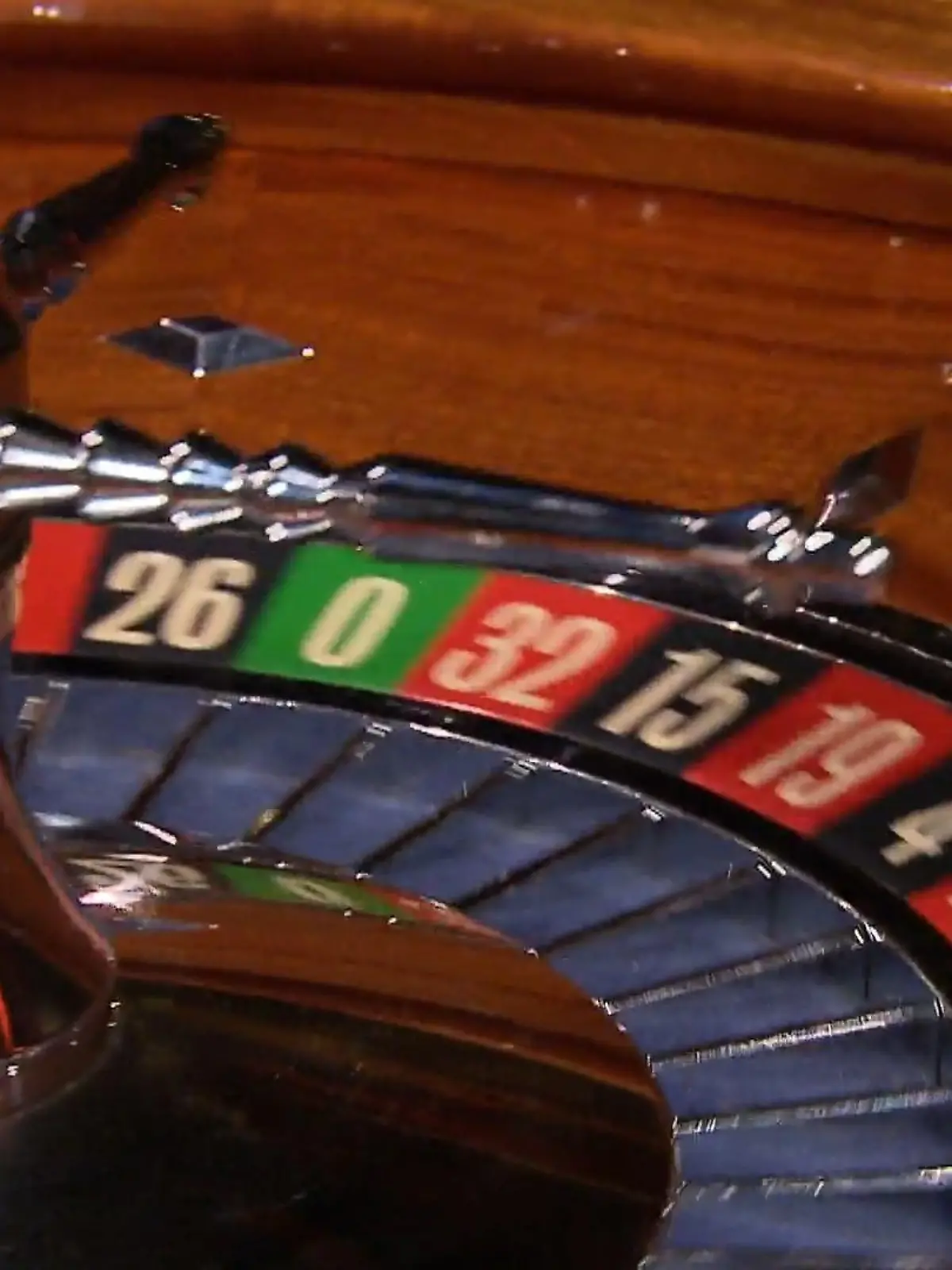 In NRW gibt es aktuell vier Casinos: Aachen, Bad Oeynhausen, Duisburg und Hohensyburg. Jetzt kommt bald ein Fünftes hinzu: In Monheim am Rhein entsteht eine der größten Spielbanken Deutschlands. Und dafür werden aktuell rund 100 Mitarbeiter ausgebildet.