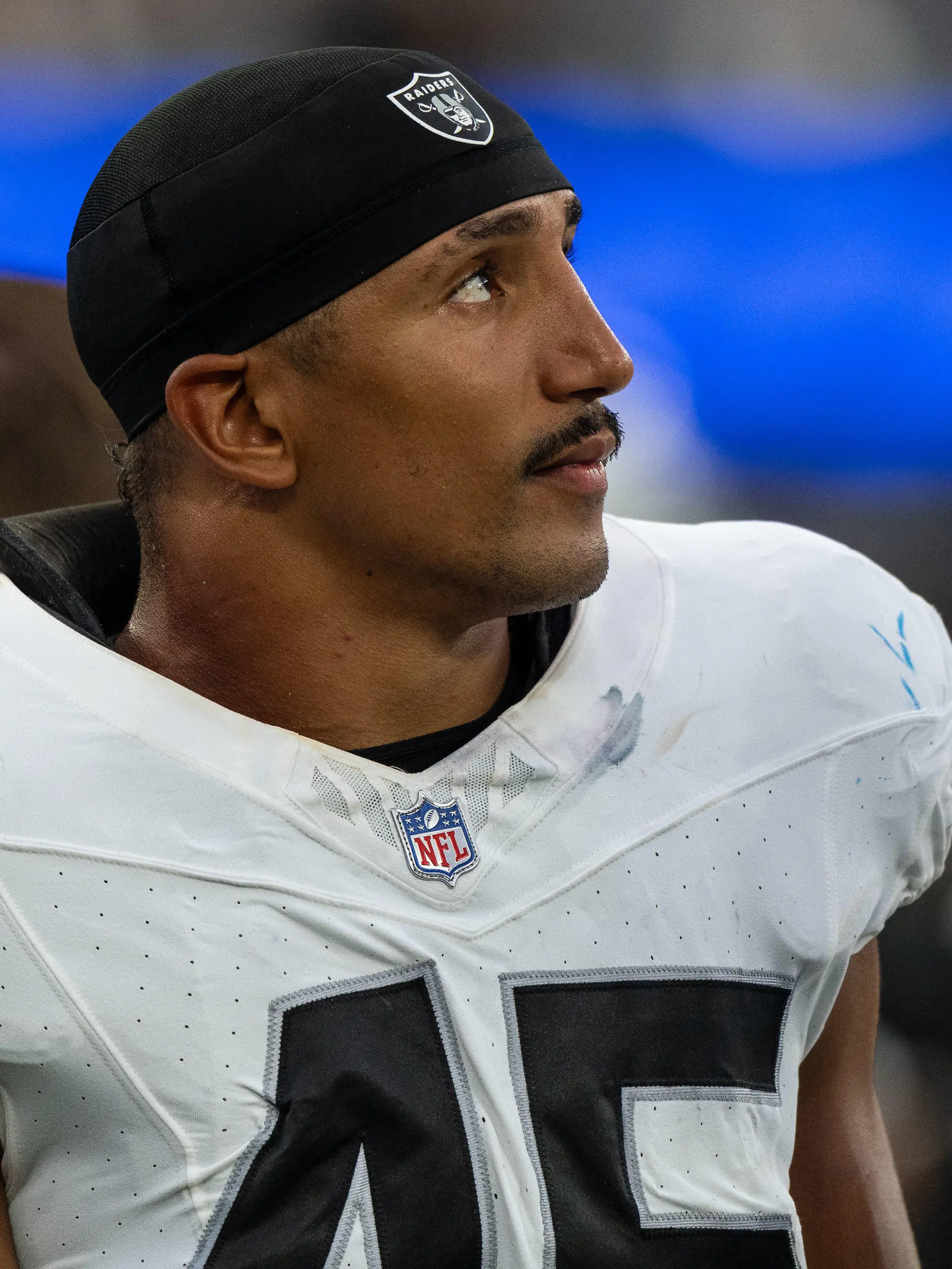 ARCHIV - 19.08.2023, USA, Los Angeles: NFL, Vorbereitungsspiel, Los Angeles Rams gegen Las Vegas Raiders: Jakob Johnson von den Las Vegas Raiders steht während der Partie am Spielfeldrand. (zu dpa: «Johnson über NFL-Saison der Raiders: «Kann alles ganz schnell gehen»») Foto: Maximilian Haupt/dpa +++ dpa-Bildfunk +++