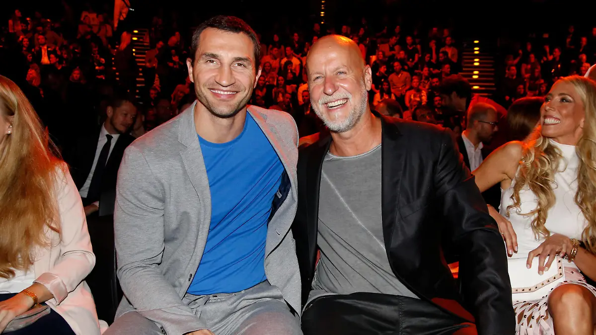  Wladimir Klitschko und Rainer Schaller bei der Verleihung des New Body Awards 2017 von McFIT Models im Tempodrom in Berlin. *** Wladimir Klitschko and Rainer Schaller at the presentation of the New Body Award 2017 by McFIT Models at the Tempodrom in Berlin Copyright: xEventpressxGolejewskix