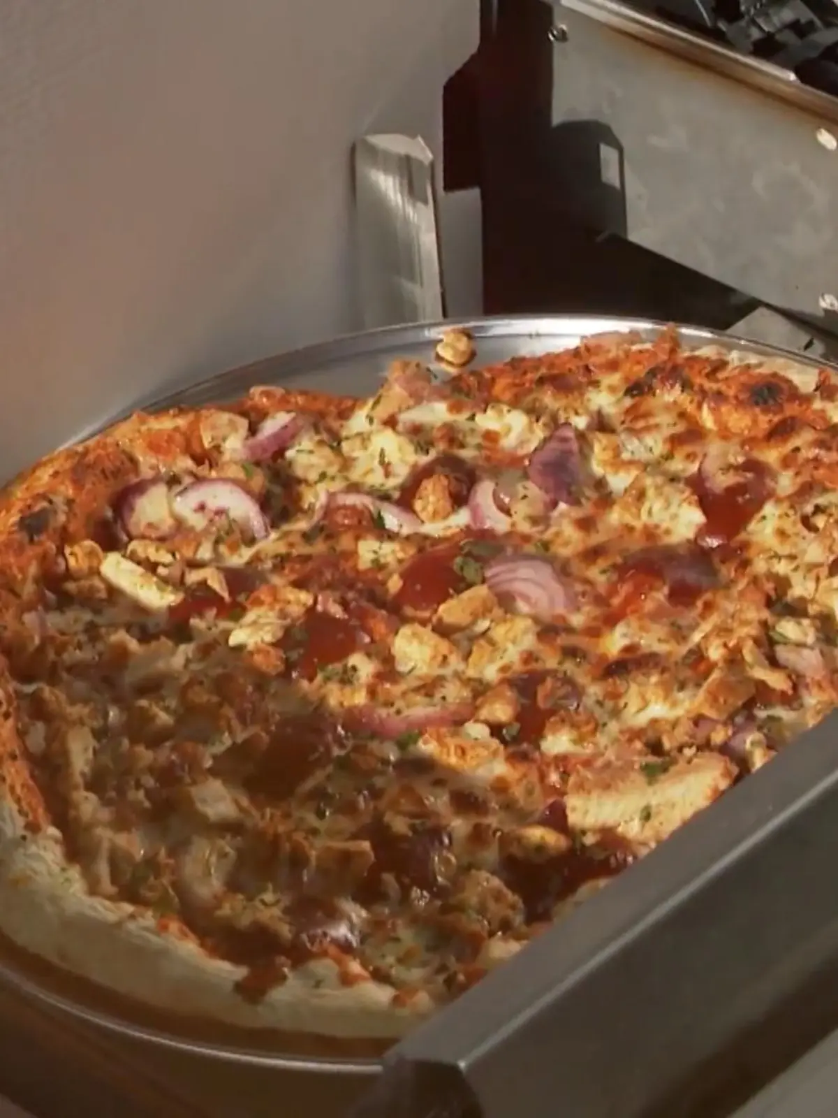 Klingt nach einem Albtraum für Fans der italienischen Küche: In Ense gibt es einen Automaten, der Pizzen backt. Von der klassischen Margherita über Hawaii, Pollo Gigante und Tonno bis zur Veggie-Variante: Acht verschiedene Pizzen zaubert der Automat in den Auslieferungskarton. Auch ein Messer zum Schneiden ist dabei.