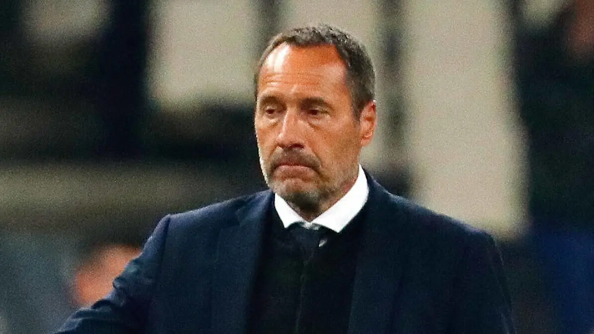 Greece v Kosovo 2022 FIFA World Cup, WM, Weltmeisterschaft, Fussball Qualifiers John van t Schip Manager of Greece looks dejected at the end of the 2022 FIFA World Cup Qualifiers Group B match at Olympic Stadium, Athens PUBLICATIONxNOTxINxUKxCHN Copyright: xYannisxHalasx FIL-16105-0047 