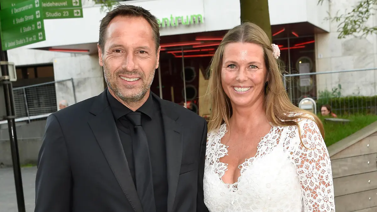 Voetbalgala 2017 in Studio 21 te Hilversum Op de foto: John van t Schip met partner Danielle van t Schip *** Soccer Gala 2017 at Studio 21 in Hilversum In the photo John van t Schip with partner Danielle van t Schip PUBLICATIONxNOTxINxNED EMST20170821-044.JPG