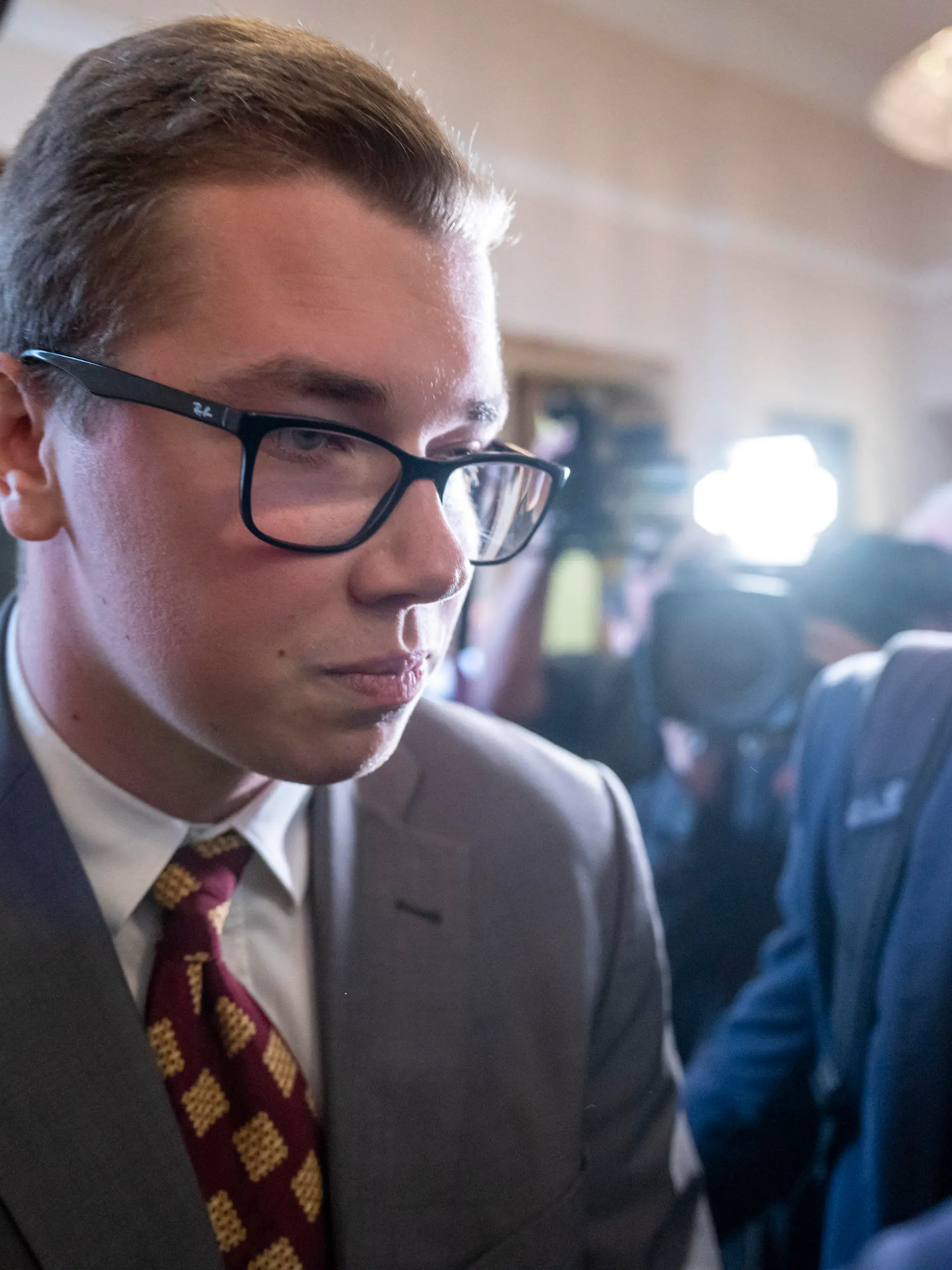 31.10.2023, Bayern, München: Daniel Halemba (M, AfD) betritt nach seiner gestrigen Verhaftung, die Plenarsitzung des Bayerischen Landtags wieder. Der Landtag wählt heute den Ministerpräsidenten. Foto: Peter Kneffel/dpa +++ dpa-Bildfunk +++