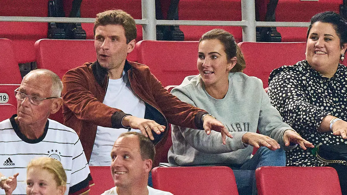 La Ola Thomas Müller, Mueller, DFB 25 Lisa, wife of Thomas Mueller, on the honor tribune, tribunes, honorary guests, celebrities, VIP, la ola in the match GERMANY - ARMENIA Qualification for World Championships 2022, WM Quali, Season 2021/2022, Sept 5, 2021 in Stuttgart, Germany. Armenien 