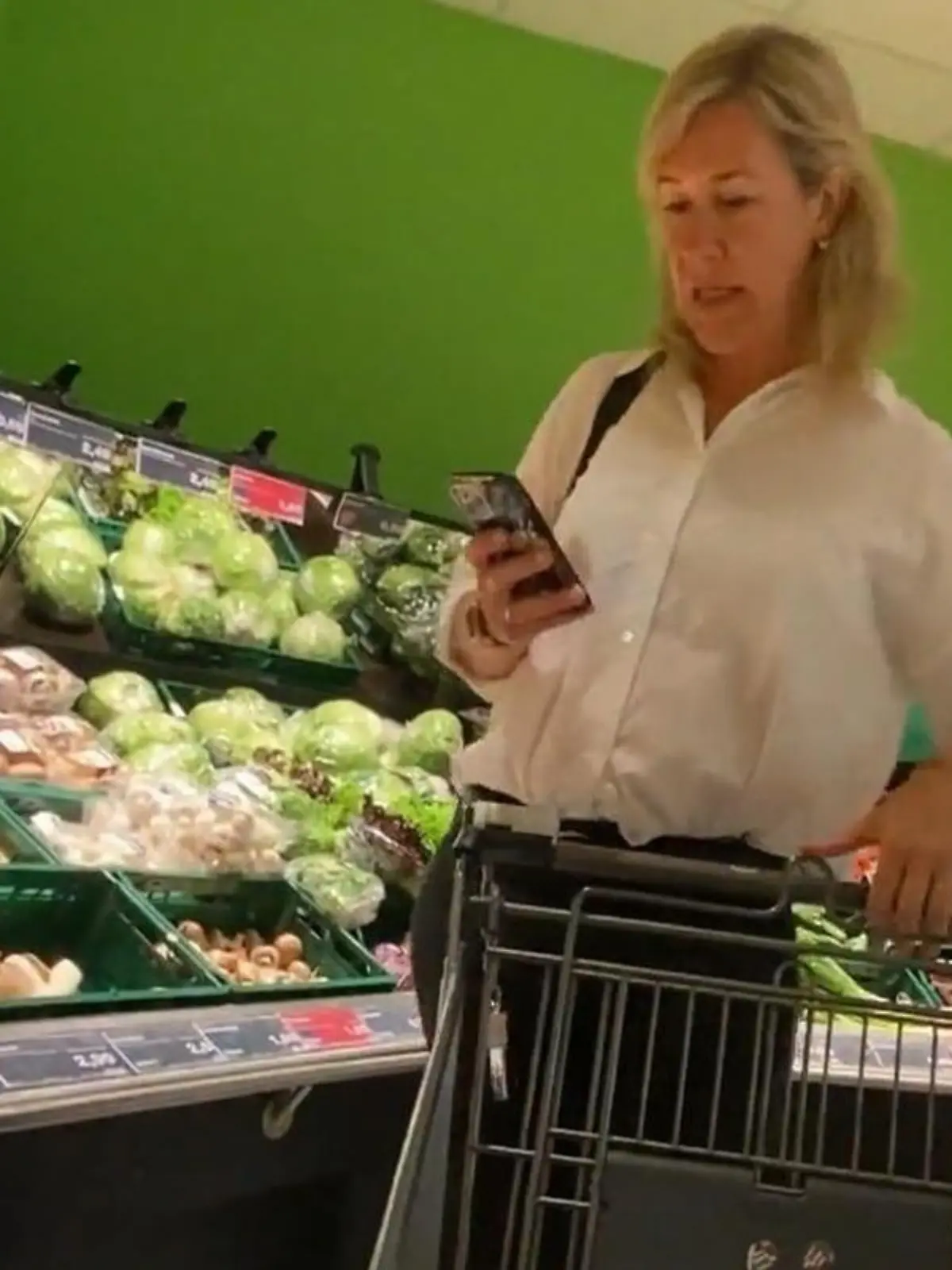 Täglich neue Angebote und das exklusiv für App-Kunden! Die speziellen Apps der einzelnen Supermärkte und Discounter locken Kunden mit tollen Rabatten. Wir haben einen Monat lang getestet, wie viel Kunden in welchem Laden tatsächlich sparen können. Das überraschende Ergebnis sehen Sie im Video.