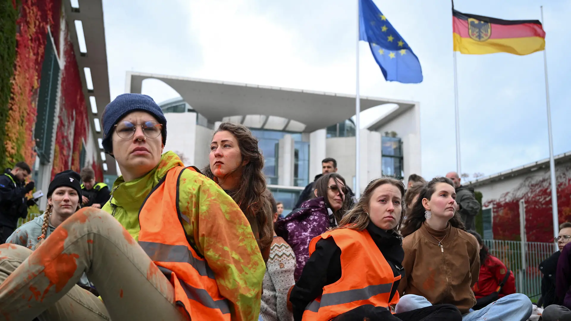 Activists of the 'Letzte Generation' (Last Generation) sit with locked arms to protest in front of the Chancellery in Berlin, Germany October 31, 2023. REUTERS/Annegret Hilse