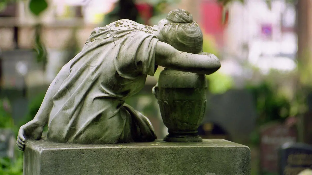 Engel und Statuen und Jesus auf dem Friedhof Gesellschaft, Friedhof  