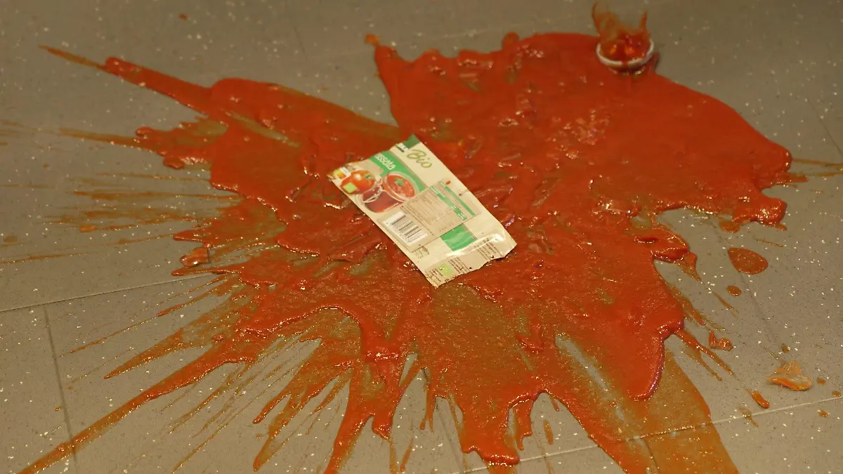 Und da ist es passiert: Die Tomatensoße liegt auf dem Boden. Kostet das Versehen Strafe?