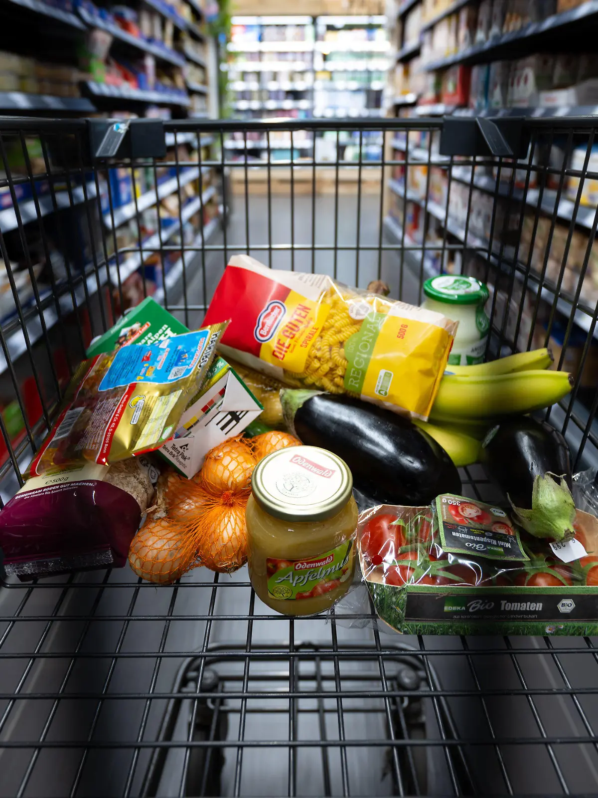 ARCHIV - 18.01.2023, Bayern, Neubiberg: Verschiedene Lebensmittel liegen in einem Supermarkt in einem Einkaufswagen. (zu dpa «Skimpflation» im Supermarkt - Wenn Hersteller an der Qualität sparen») Foto: Sven Hoppe/dpa +++ dpa-Bildfunk +++