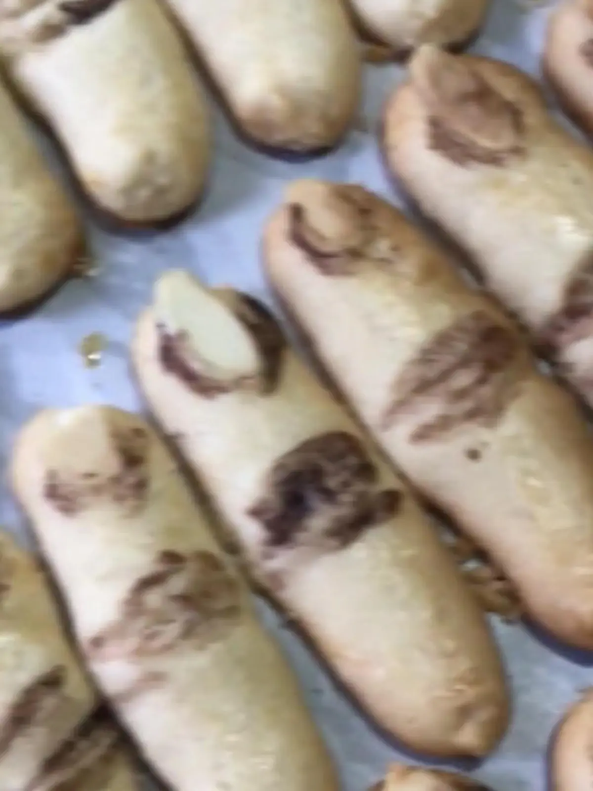 Mariel Afanes aus Taguig City von den Philippinen lädt ihre Nachbarn zu einer Halloween-Party ein. Als kleinen Snack, will sie noch ein paar Kekse backen. Aber die gelingen ihr nicht so ganz. Was es ursprünglich werden sollte und wie es zu dem Missgeschick gekommen ist, sehen Sie im Video.