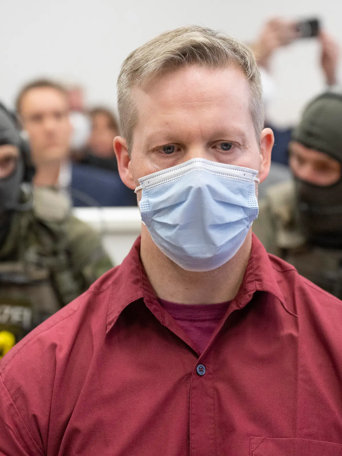 04.11.2022, Hessen, Wiesbaden: Stephan Ernst (vorn), verurteilter Mörder des früheren Kasseler Regierungspräsidenten W. Lübcke, sitzt vor maskierten SEK-Beamten in einer Sitzung im Lübcke-Untersuchungsausschuss des hessischen Landtags. Hier soll er als Zeuge gehört werden. Der Ausschuss soll die Rolle der hessischen Sicherheitsbehörden in dem Mordfall und mögliche Versäumnisse untersuchen. Aus Sicherheitsgründen wird Ernst im Landgericht in Wiesbaden vernommen. Foto: Boris Roessler/dpa +++ dpa-Bildfunk +++