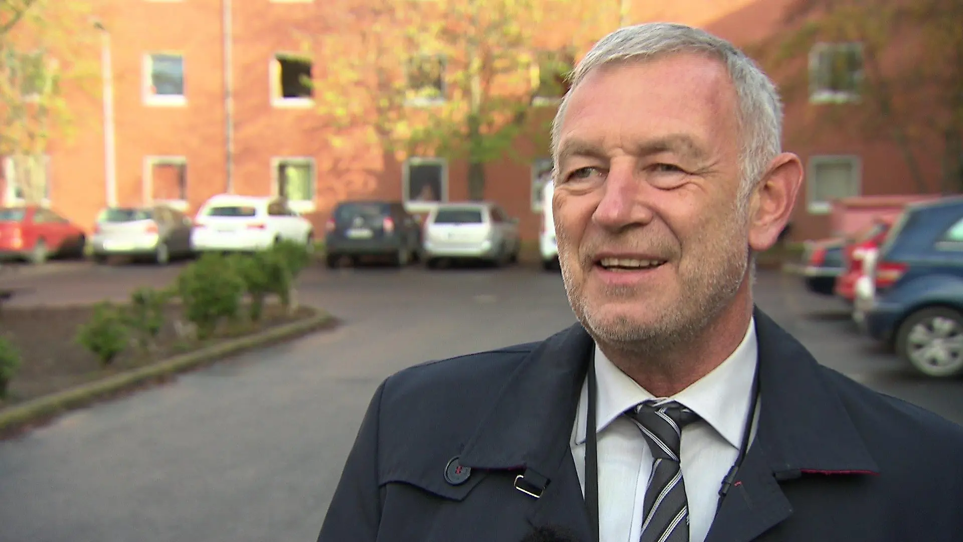 Manfred Becker steht vor einer Erstaufnahmeeinrichtung für Geflüchtete.