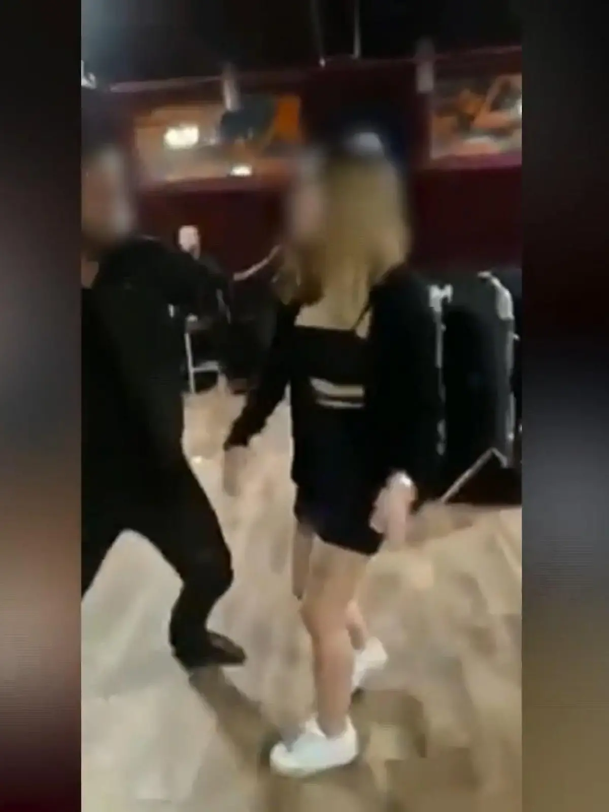 Aktuell geht ein Video viral. Darauf zu sehen: In einer Dortmunder Diskothek beleidigt eine offensichtlich angetrunkene junge Frau einen Türsteher, gibt ihm schließlich eine Ohrfeige. Der Türsteher schlägt sofort zurück, die Frau knallt auf den Boden. Jetzt wird im Internet diskutiert. Die einen sagen: Selbst schuld! Die anderen verurteilen die Gewalt des Mannes als übertrieben.