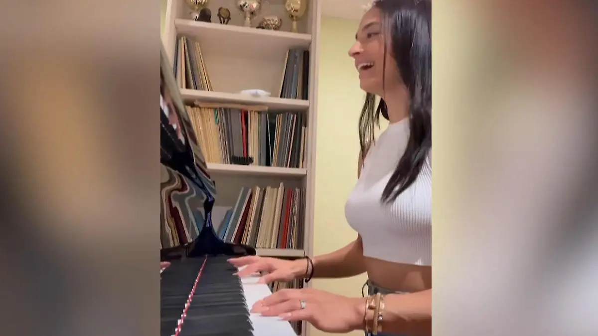 Amira Pocher macht jetzt erstmal Piano Ablenkung mit Musik