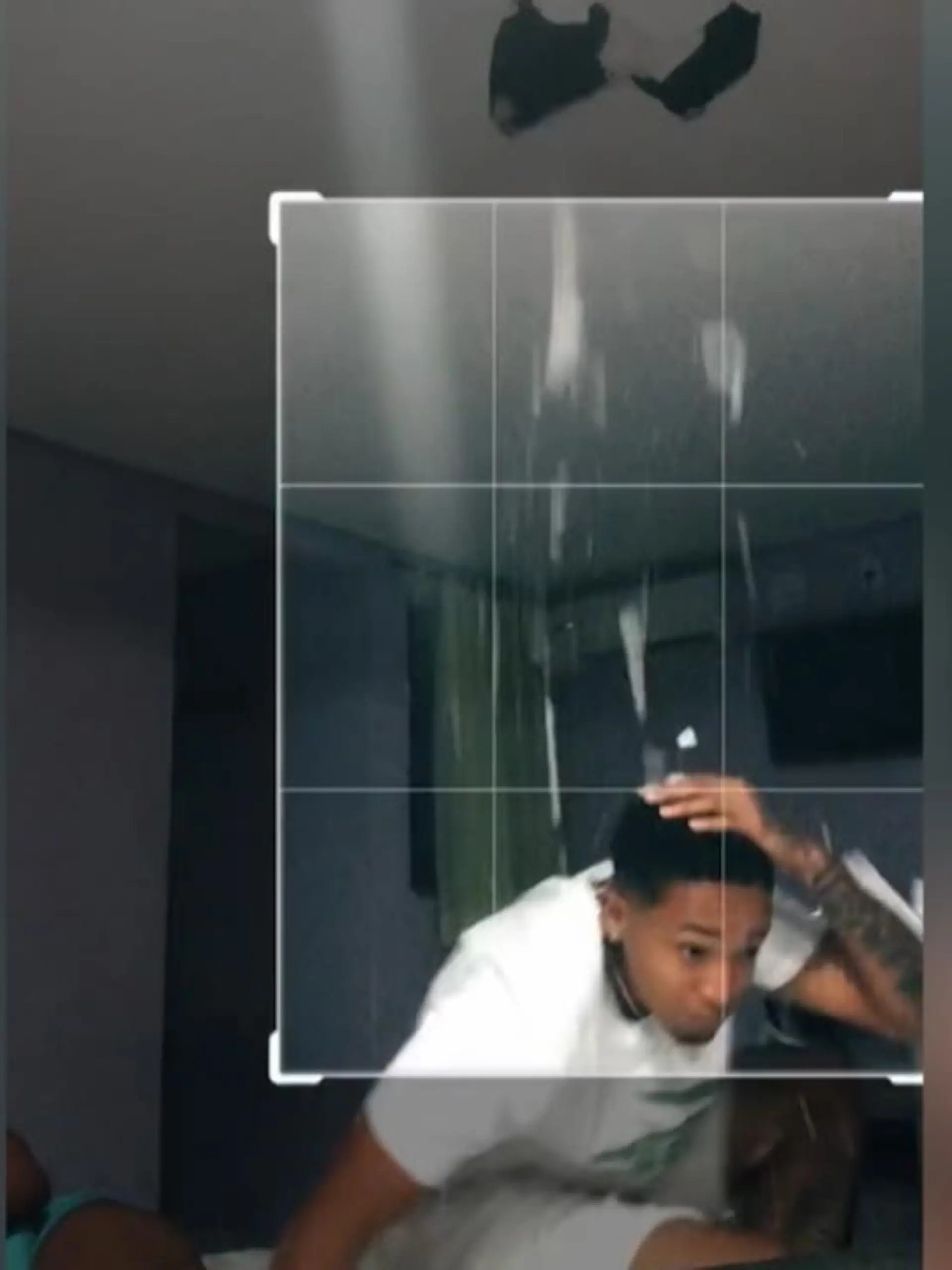 Für gewöhnlich freuen sich Content-Creator darüber, wenn ihre Clips viral gehen und eine riesige Zielgruppe erreichen. Dieser junge Mann hier hat zwar einen solchen Hit gelandet, dafür wird er spätestens beim Auszug seinem Vermieter eine gute Erklärung für das Kopf-große Loch in der Decke liefern müssen. Wie genau es dazu gekommen ist, das zeigen wir im Video.