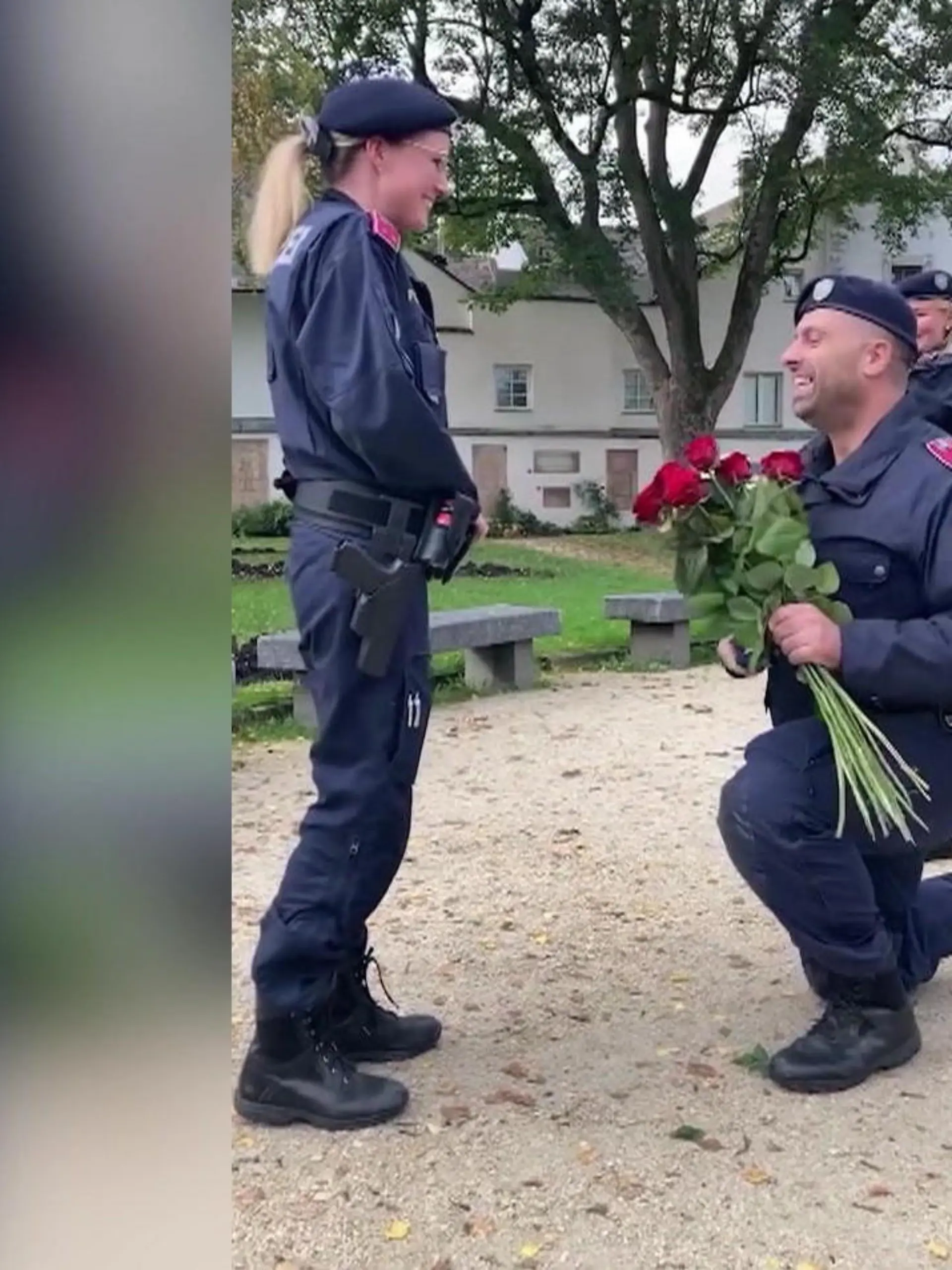 Dieser Einsatz verändert ihr Leben für immer! Eine Polizistin wird zu einem Tatort gerufen. Doch statt einer Verhaftung wartet jemand ganz anderes auf die Frau. Wir zeigen den unvergesslichen Einsatz im Video.
