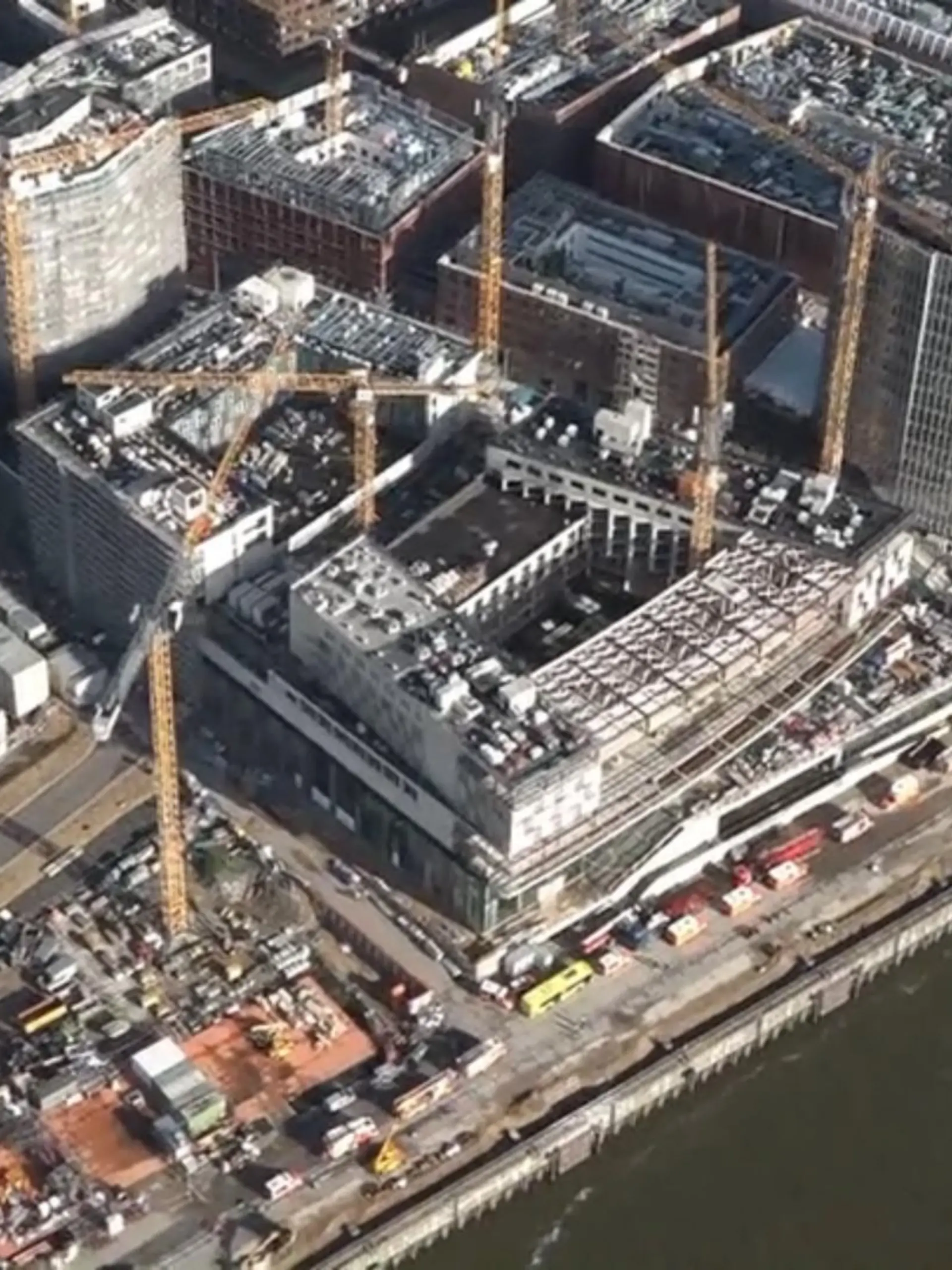 Warum ist am Montag ein 16 Stockwerke hohes Baugerüst in einem Rohbau in der Hamburger Hafencity in sich zusammengestürzt und hat vier Menschen in den Tod gerissen? Diese Frage beschäftigt am Tag danach die Ermittler. Gleichzeitig gehen die schwierigen und teils lebensgefährlichen Bergungsarbeiten der Feuerwehr im Gebäudeinneren weiter.