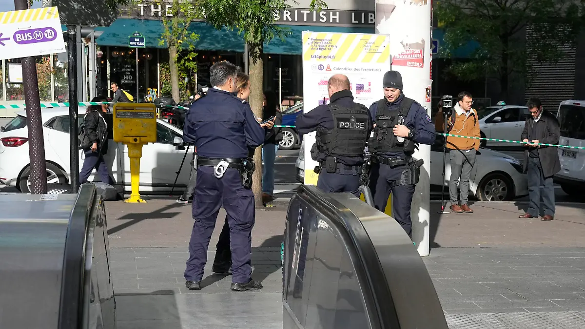 31.10.2023, Frankreich, Paris: Polizisten stehen in einem abgesperrten Bereich vor dem Eingang zu einer S-Bahn-Station. Die Polizei hat in einer Pariser S-Bahnstation eine Frau niedergeschossen, die damit gedroht hatte, sich in die Luft zu sprengen. Foto: Michel Euler/AP/dpa +++ dpa-Bildfunk +++