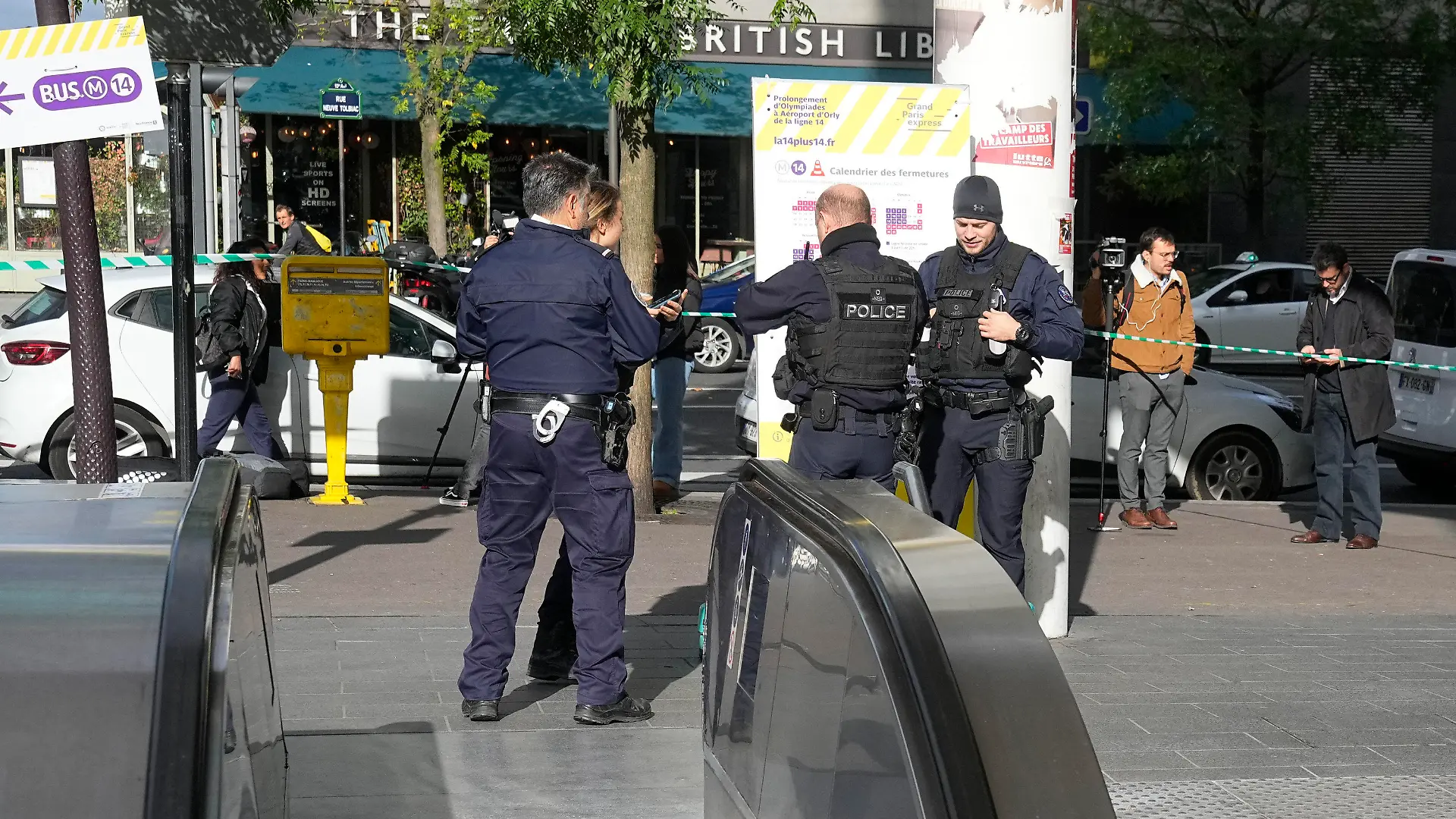 31.10.2023, Frankreich, Paris: Polizisten stehen in einem abgesperrten Bereich vor dem Eingang zu einer S-Bahn-Station. Die Polizei hat in einer Pariser S-Bahnstation eine Frau niedergeschossen, die damit gedroht hatte, sich in die Luft zu sprengen. Foto: Michel Euler/AP/dpa +++ dpa-Bildfunk +++