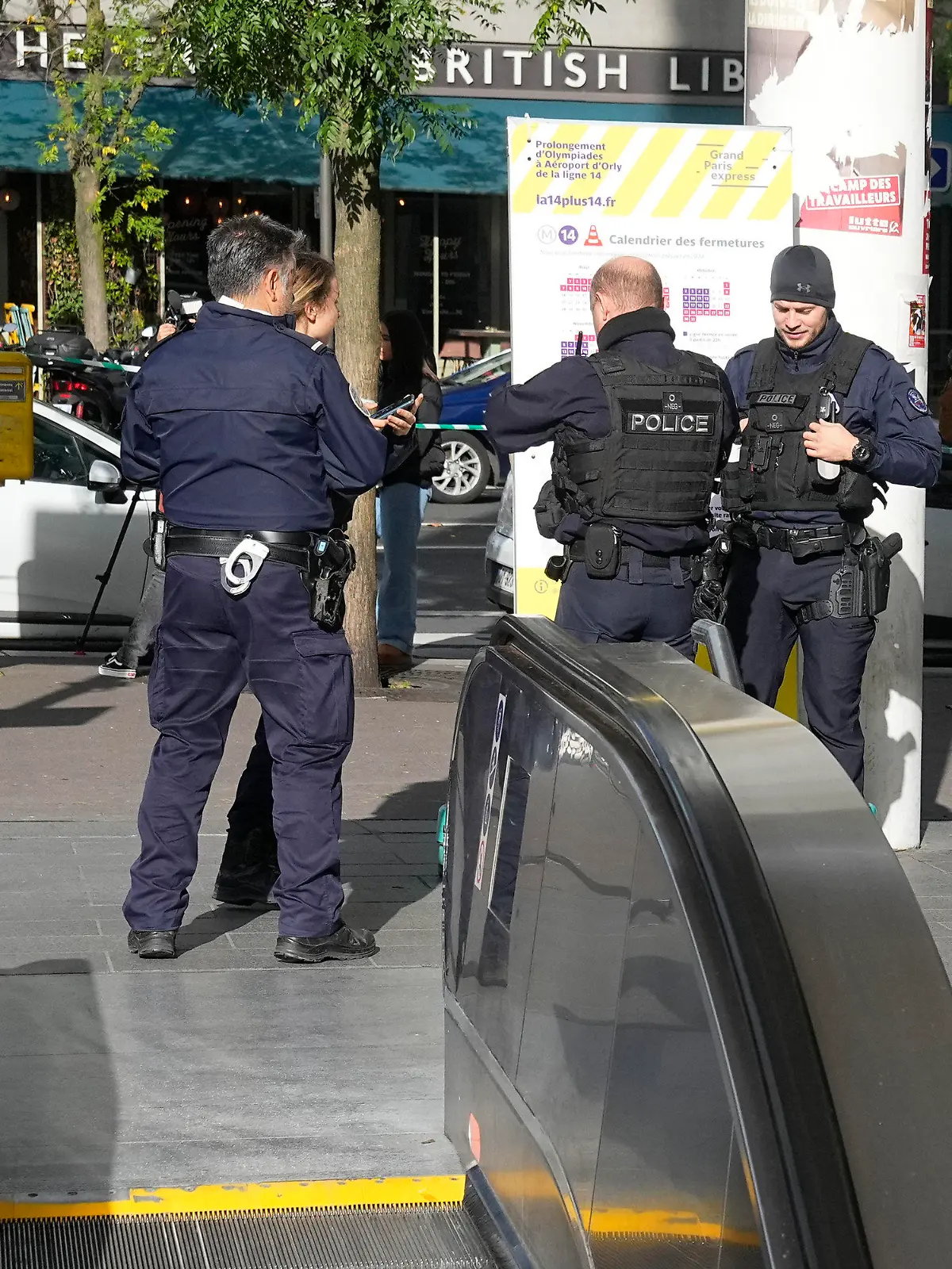 31.10.2023, Frankreich, Paris: Polizisten stehen in einem abgesperrten Bereich vor dem Eingang zu einer S-Bahn-Station. Die Polizei hat in einer Pariser S-Bahnstation eine Frau niedergeschossen, die damit gedroht hatte, sich in die Luft zu sprengen. Foto: Michel Euler/AP/dpa +++ dpa-Bildfunk +++