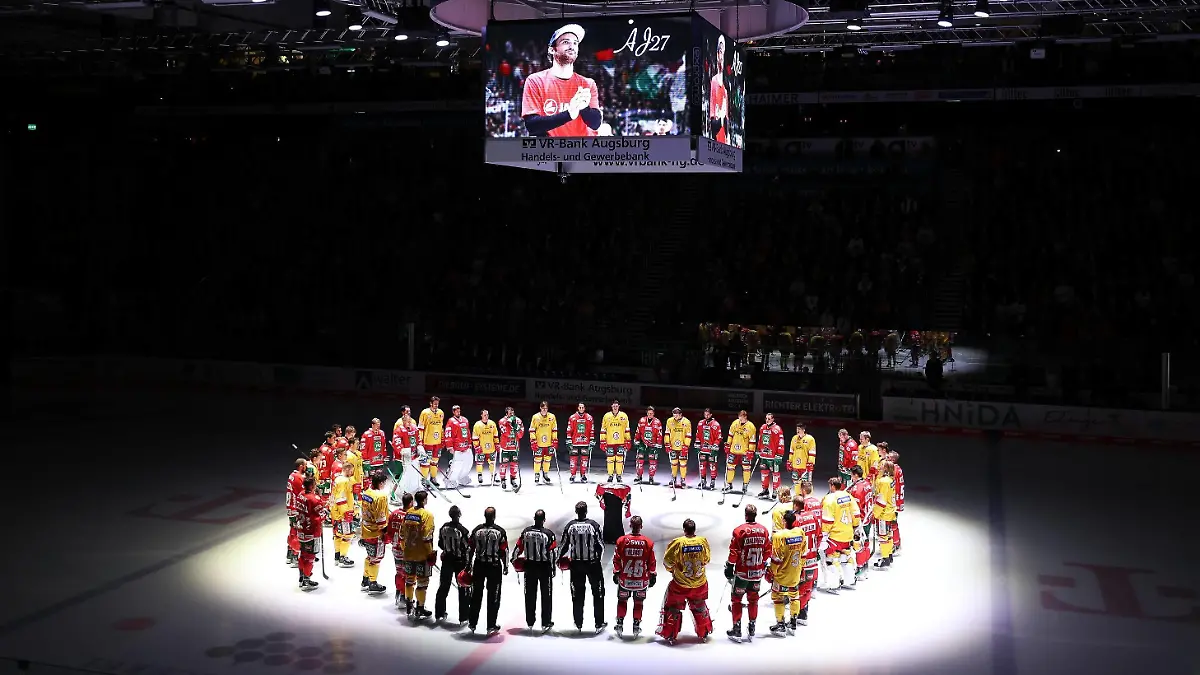 Die beiden Mannschaften gdenken an den Toedlich verunglueckten EX-Panther Adam Johnson, Augsburger Panther vs. Duesseldorfer EG, 16. Spieltag, Eishockey, Penny-DEL, 31.10.2023 Augsburg Bayern Deutschland *** The two teams gdenken to the deadly accident EX Panther Adam Johnson, Augsburger Panther vs Duesseldorfer EG, 16 Spieltag, ice hockey, penny DEL, 31 10 2023 Augsburg Bayern Germany Copyright: xkolbert-press/ChristianxKolbertx