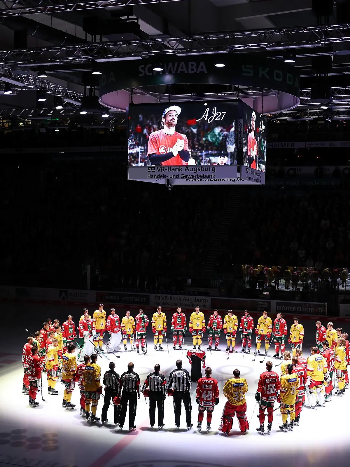 Die beiden Mannschaften gdenken an den Toedlich verunglueckten EX-Panther Adam Johnson, Augsburger Panther vs. Duesseldorfer EG, 16. Spieltag, Eishockey, Penny-DEL, 31.10.2023 Augsburg Bayern Deutschland *** The two teams gdenken to the deadly accident EX Panther Adam Johnson, Augsburger Panther vs Duesseldorfer EG, 16 Spieltag, ice hockey, penny DEL, 31 10 2023 Augsburg Bayern Germany Copyright: xkolbert-press/ChristianxKolbertx