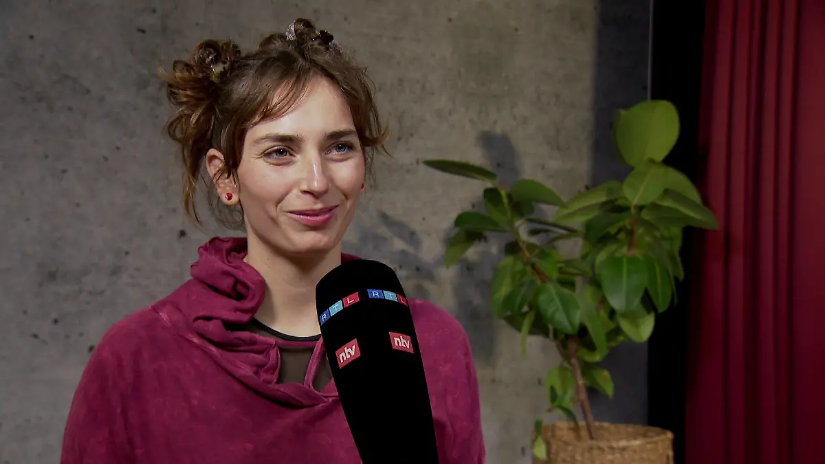 Irma Trommer beim RTL-Interview. Die Schauspielerin engagiert sich seit anderthalb Jahren für die Letzte Generation.