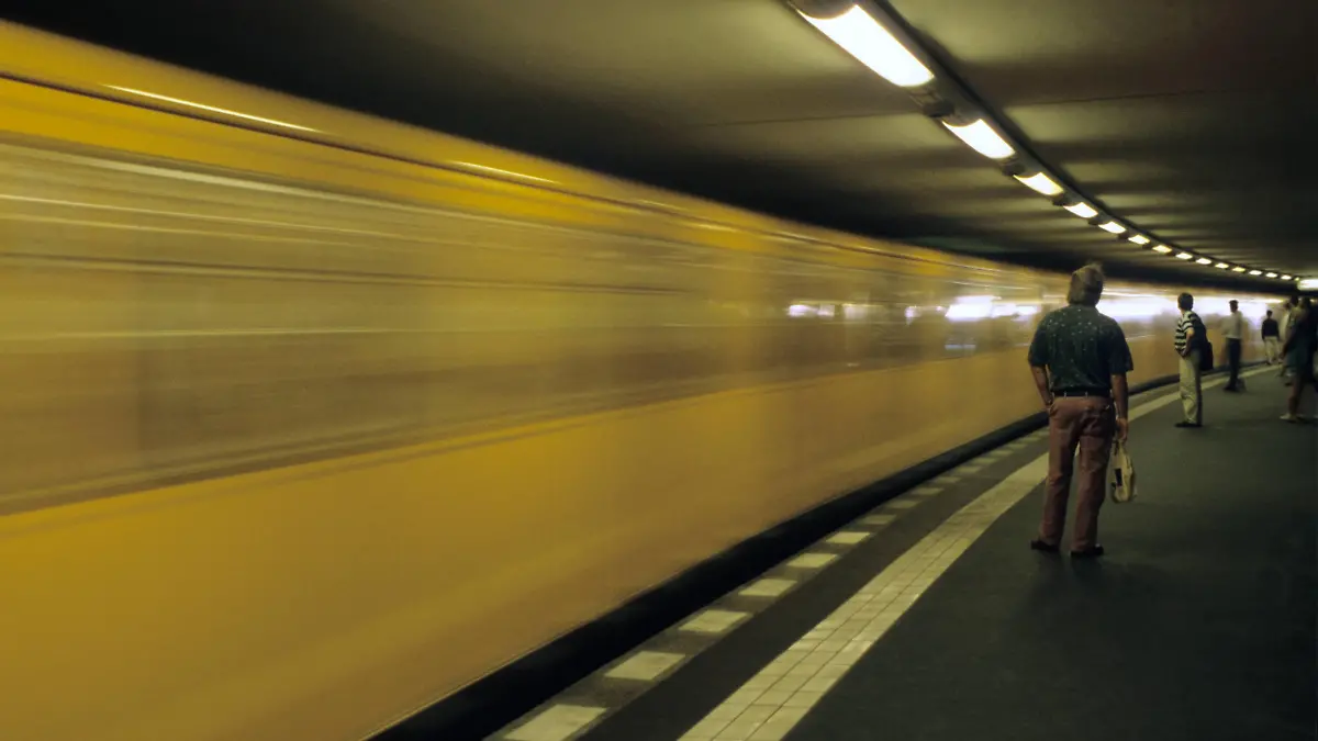 Einfahrende U-Bahn am U-Bahnhof Potsdamer Platz in Berlin *Aufnahmedatum geschätzt* Einfahrende U-Bahn in Berlin *** U-Bahn arriving at U Bahnhof Potsdamer Platz in Berlin Recording date estimated U-Bahn arriving in Berlin