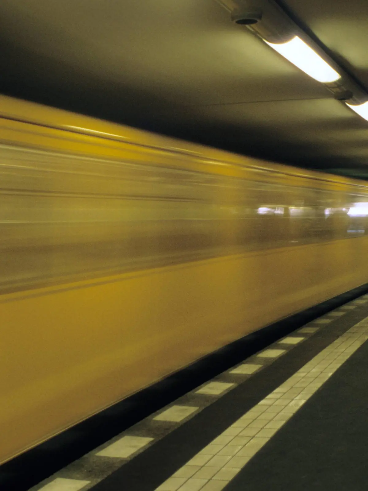 Einfahrende U-Bahn am U-Bahnhof Potsdamer Platz in Berlin *Aufnahmedatum geschätzt* Einfahrende U-Bahn in Berlin *** U-Bahn arriving at U Bahnhof Potsdamer Platz in Berlin Recording date estimated U-Bahn arriving in Berlin  