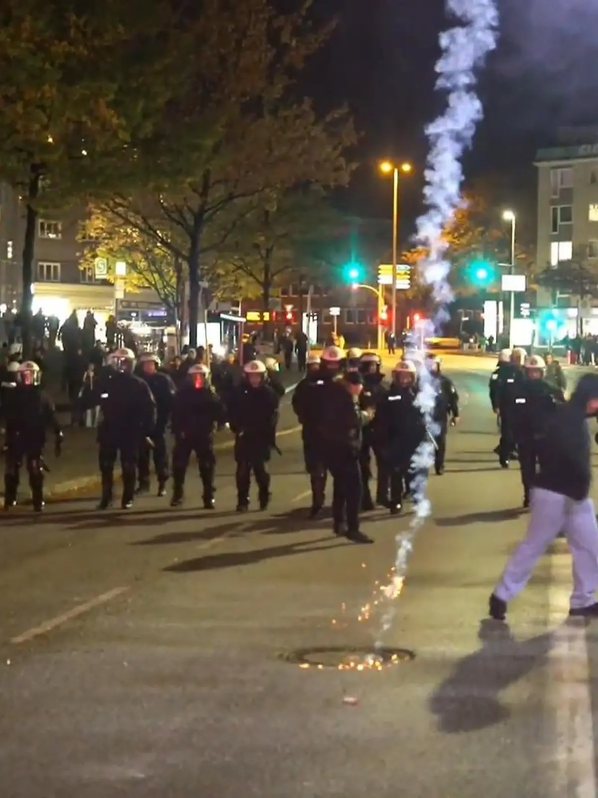 Das hat mal so gar nichts mit Halloween zu tun, was da gestern Abend in Hamburg passiert ist. In mehreren Stadtteilen gab es schwere Krawalle. Die Polizei musste sogar Hundertschaften und Wasserwerfer einsetzen. Hunderte haben auf der Straße randaliert und mit Böllern um sich geschmissen. Zum Glück geht es auch anders, wie in Schleswig-Holstein. Wie süß dort gefeiert wurde und wie sauer es in Hamburg war...