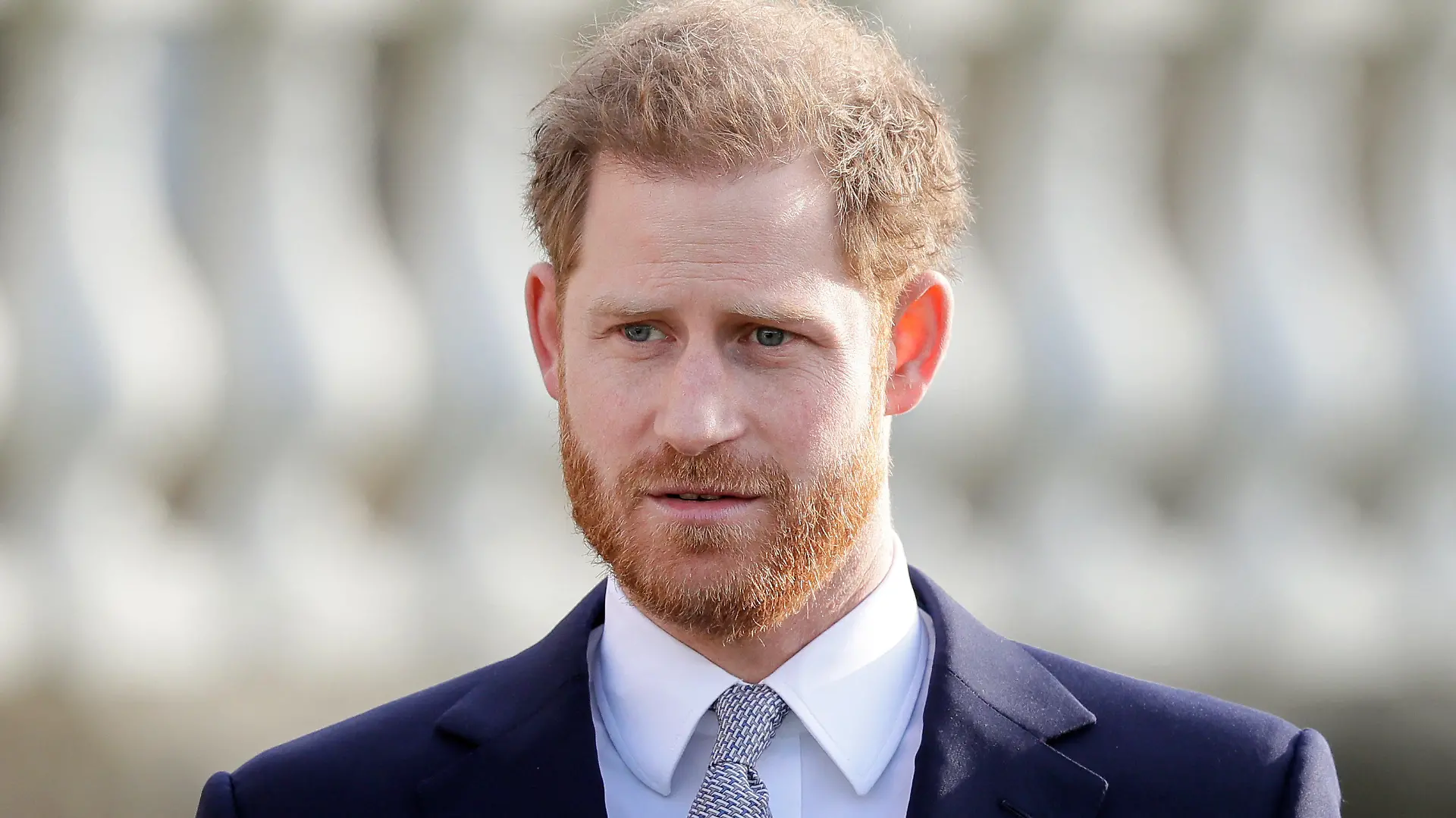 ARCHIV - 16.01.2020, Großbritannien, London: Prinz Harry, Herzog von Sussex und Schirmherr der Rugby Football League, steht während der Auslosung der Rugby League Weltmeisterschaft 2021 in den Gärten des Buckingham Palace. Prinz Harry will seine Großmutter, die Queen, zeitnah in Großbritannien besuchen Foto: Kirsty Wigglesworth/AP/dpa +++ dpa-Bildfunk +++