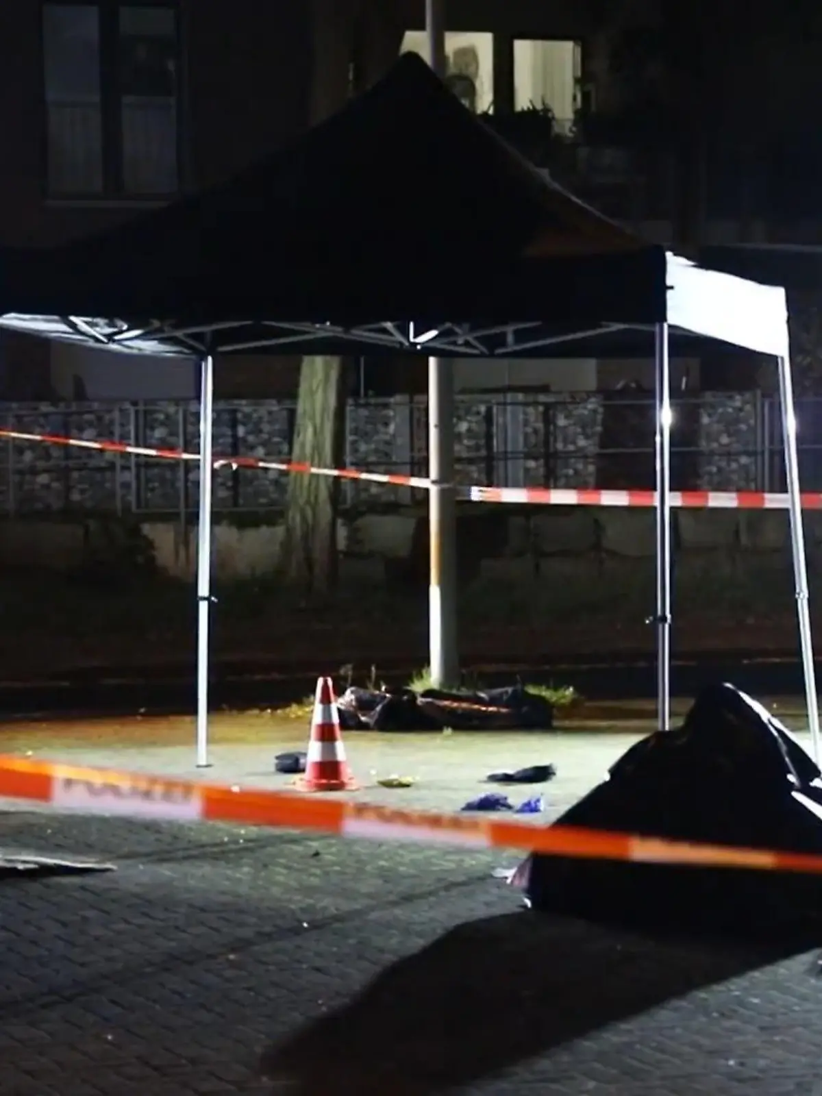 Am Abend alarmierten mehrere Zeugen die Polizei in Köln, weil ein 16-Jähriger mit einem Messer hinter Passanten herlief. Der Jugendliche soll dann mit dem Messer auch die Polizisten bedroht haben, daraufhin schoss einer der Beamten:

Carsten Rust, Polizei Köln: "Der junge Mann ist durch den Schuss verletzt worden, befindet sich derzeit in einem Kölner Krankenhaus und wird dort intensiv medizinisch betreut, schwebt allerdings nicht in Lebensgefahr."

Aus Neutralitätsgründen übernimmt eine Mordkommission aus Bonn die Ermittlungen.