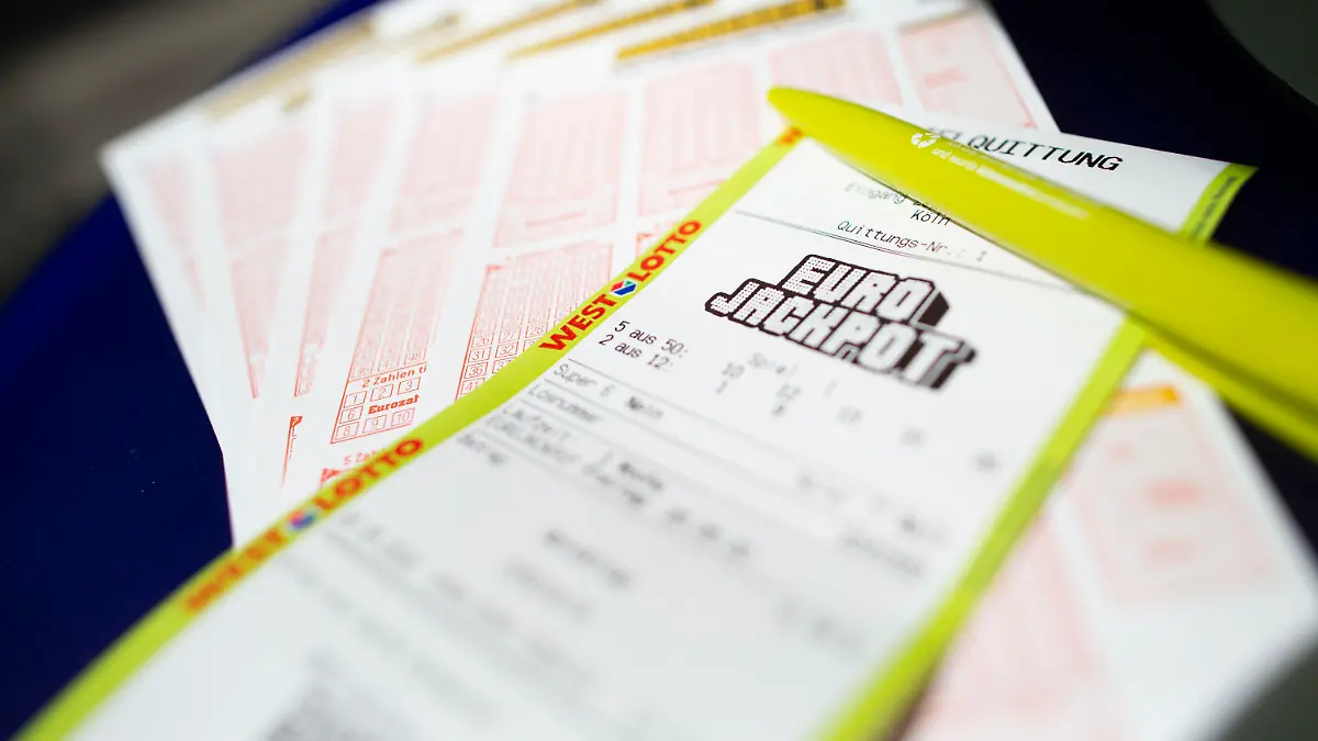ARCHIV - 20.05.2022, Nordrhein-Westfalen, Köln: Lottoscheine mit der Aufschrift "Euro Jackpot" liegen in einer Lotto-Annahmestelle. (zu dpa "Eurojackpot geknackt - 54 Millionen Euro gehen nach Baden-Württemberg") Foto: Thomas Banneyer/dpa +++ dpa-Bildfunk +++