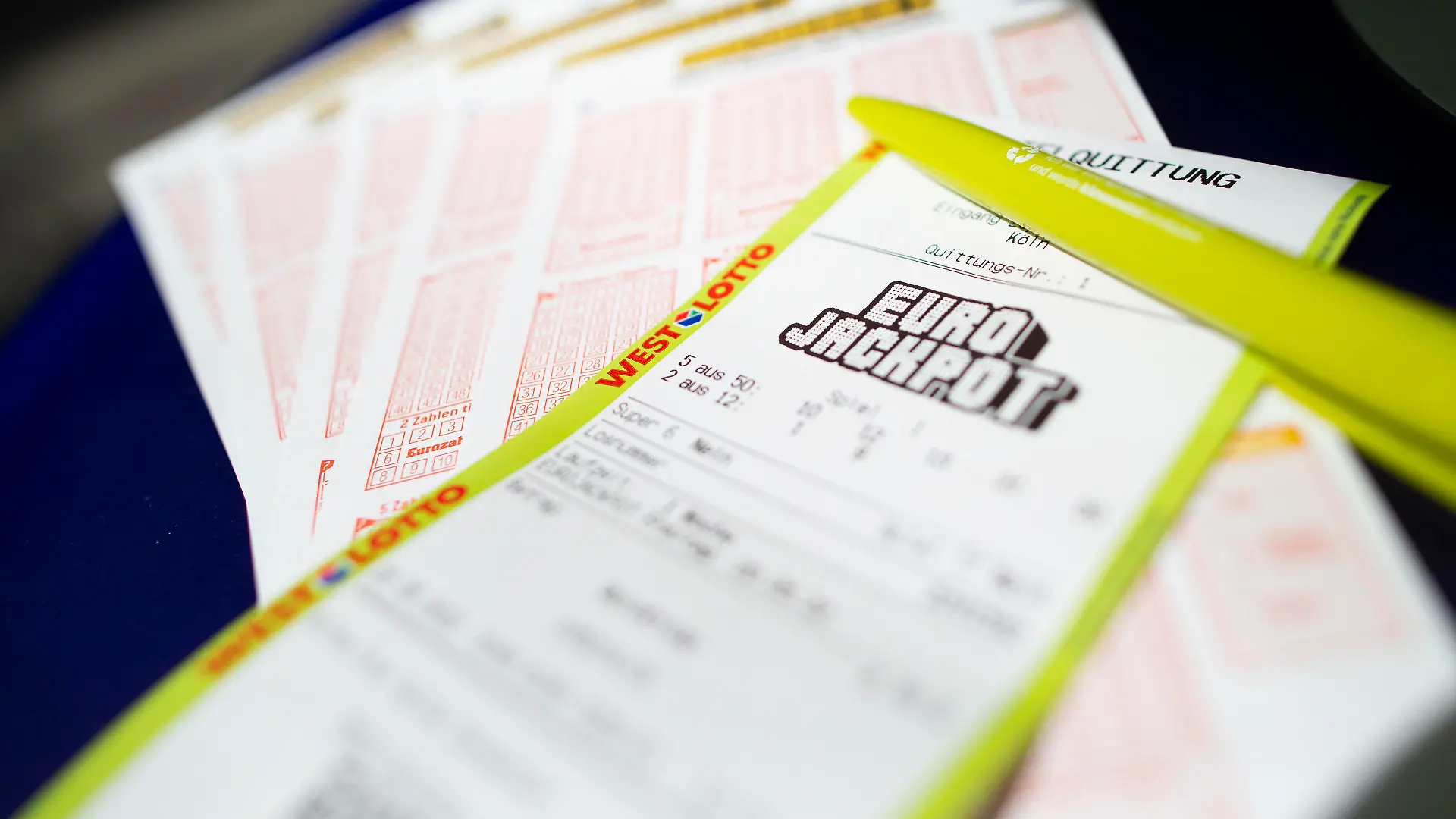 ARCHIV - 20.05.2022, Nordrhein-Westfalen, Köln: Lottoscheine mit der Aufschrift "Euro Jackpot" liegen in einer Lotto-Annahmestelle. (zu dpa "Eurojackpot geknackt - 54 Millionen Euro gehen nach Baden-Württemberg") Foto: Thomas Banneyer/dpa +++ dpa-Bildfunk +++