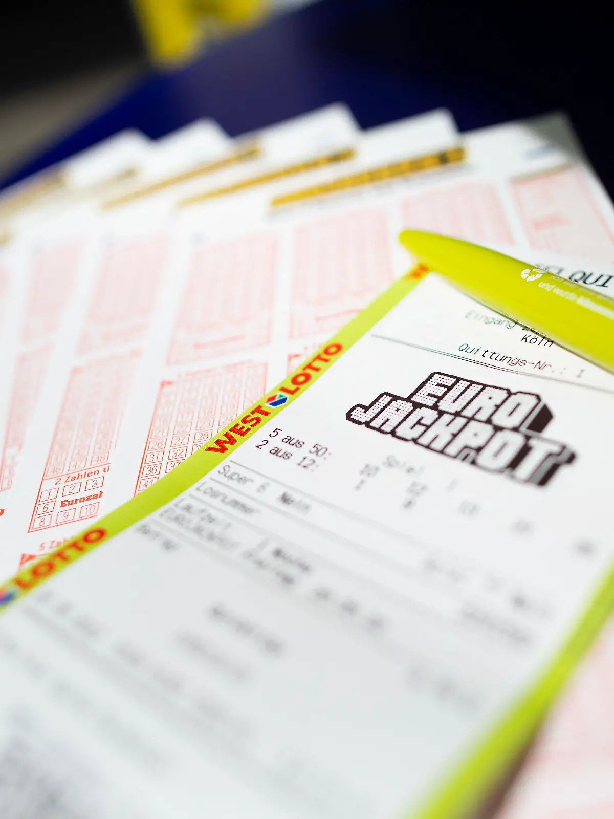 ARCHIV - 20.05.2022, Nordrhein-Westfalen, Köln: Lottoscheine mit der Aufschrift "Euro Jackpot" liegen in einer Lotto-Annahmestelle. (zu dpa "Eurojackpot geknackt - 54 Millionen Euro gehen nach Baden-Württemberg") Foto: Thomas Banneyer/dpa +++ dpa-Bildfunk +++