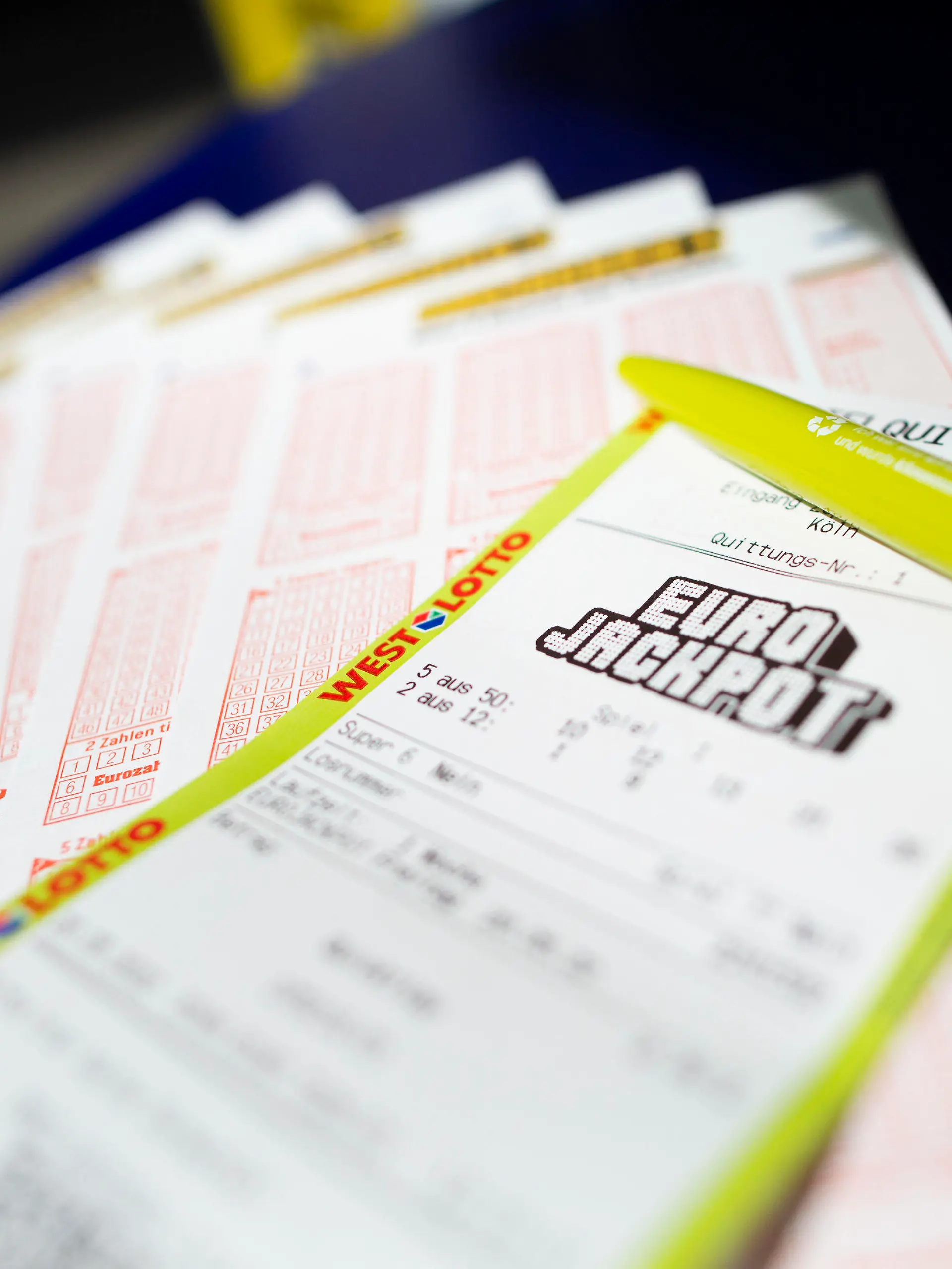 ARCHIV - 20.05.2022, Nordrhein-Westfalen, Köln: Lottoscheine mit der Aufschrift "Euro Jackpot" liegen in einer Lotto-Annahmestelle. (zu dpa "Eurojackpot geknackt - 54 Millionen Euro gehen nach Baden-Württemberg") Foto: Thomas Banneyer/dpa +++ dpa-Bildfunk +++