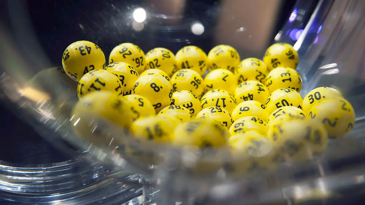 HANDOUT - Undatierte Aufnahme zeigt das Ziehungsgerät mit dem Namen Venus, das die fünf aus 50 Zahlen zieht, im Eurojackpot-Ziehungsstudio im finnischen Helsinki, in dem jeden Freitag insgesamt sieben Zahlen gezogen werden. Foto: Sanna Liimatainen Lotto Hessen dpa (zu dpa "Glückspilz aus Niedersachsen gewann 19,9-Millionen-Eurojackpot" vom 21.06.2014; ACHTUNG: Nur zur redaktionellen Verwendung im Zusammenhang mit der aktuellen Berichterstattung und nur bei Nennung: "Foto: Sanna Liimatainen/Lotto Hessen dpa") +++(c) dpa - Bildfunk+++