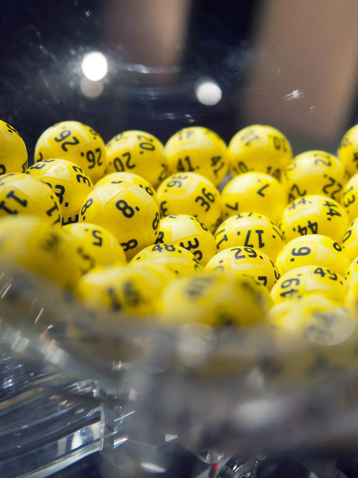 HANDOUT - Undatierte Aufnahme zeigt das Ziehungsgerät mit dem Namen Venus, das die fünf aus 50 Zahlen zieht, im Eurojackpot-Ziehungsstudio im finnischen Helsinki, in dem jeden Freitag insgesamt sieben Zahlen gezogen werden. Foto: Sanna Liimatainen Lotto Hessen dpa (zu dpa "Glückspilz aus Niedersachsen gewann 19,9-Millionen-Eurojackpot" vom 21.06.2014; ACHTUNG: Nur zur redaktionellen Verwendung im Zusammenhang mit der aktuellen Berichterstattung und nur bei Nennung: "Foto: Sanna Liimatainen/Lotto Hessen dpa") +++(c) dpa - Bildfunk+++