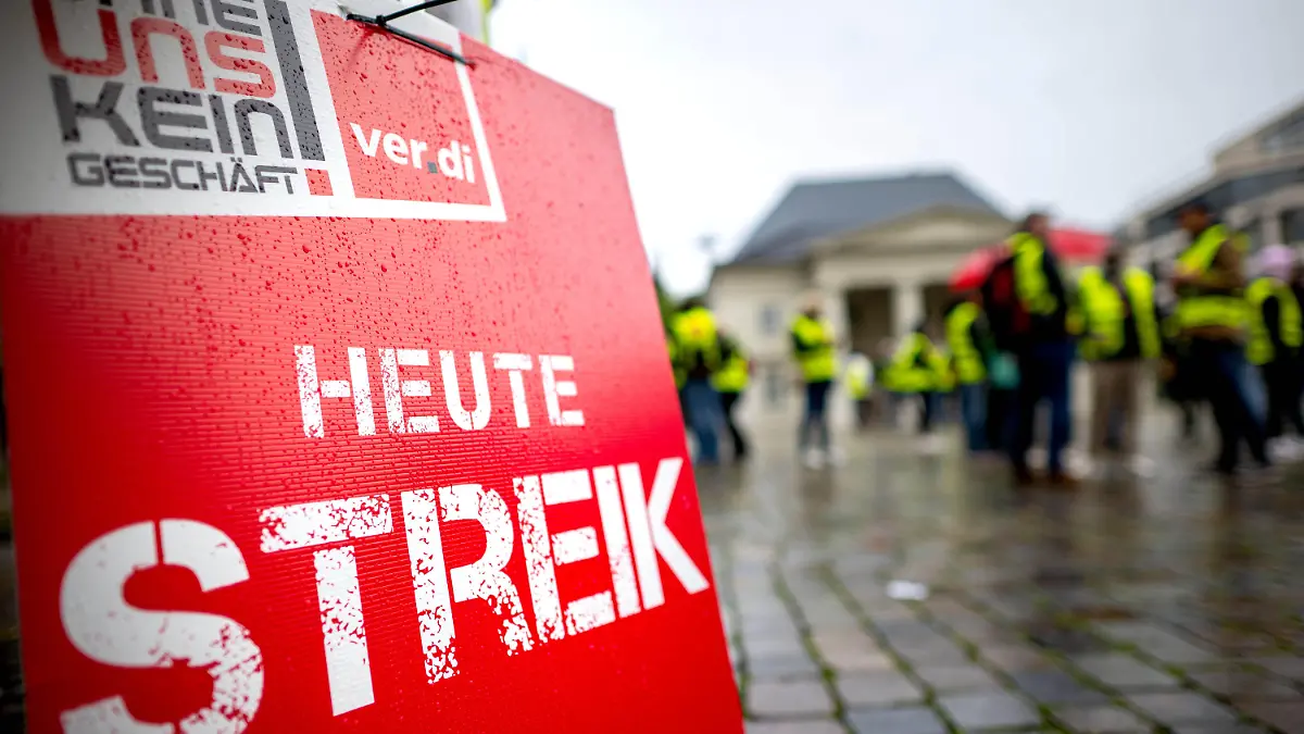 06.10.2023, Niedersachsen, Oldenburg: Auf dem Schloßplatz findet die zentrale Demonstration und Kundgebung der Gewerkschaft Verdi zu den laufenden Tarifverhandlungen im Handel statt. Die Gewerkschaft Verdi fordert in der Tarifrunde 2023 im Einzelhandel in Niedersachsen und Bremen 2,50 Euro mehr Gehalt und Lohn pro Stunde. Foto: Sina Schuldt/dpa +++ dpa-Bildfunk +++
