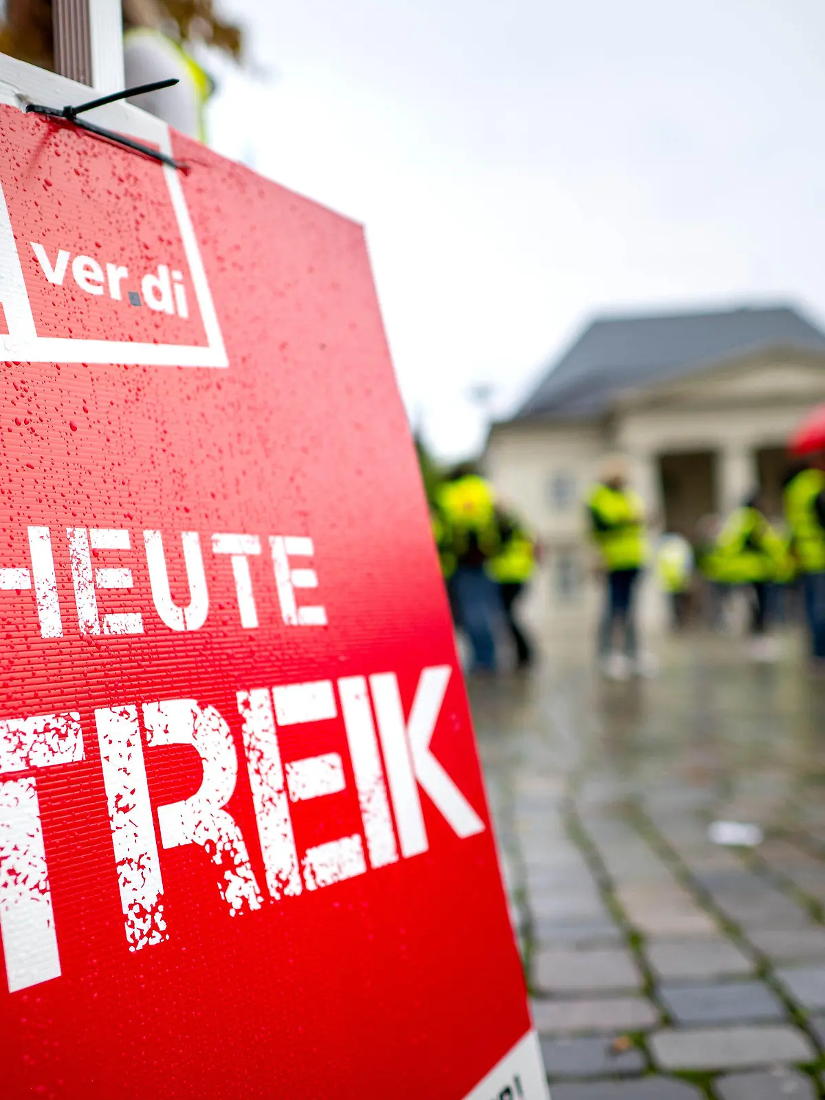 06.10.2023, Niedersachsen, Oldenburg: Auf dem Schloßplatz findet die zentrale Demonstration und Kundgebung der Gewerkschaft Verdi zu den laufenden Tarifverhandlungen im Handel statt. Die Gewerkschaft Verdi fordert in der Tarifrunde 2023 im Einzelhandel in Niedersachsen und Bremen 2,50 Euro mehr Gehalt und Lohn pro Stunde. Foto: Sina Schuldt/dpa +++ dpa-Bildfunk +++