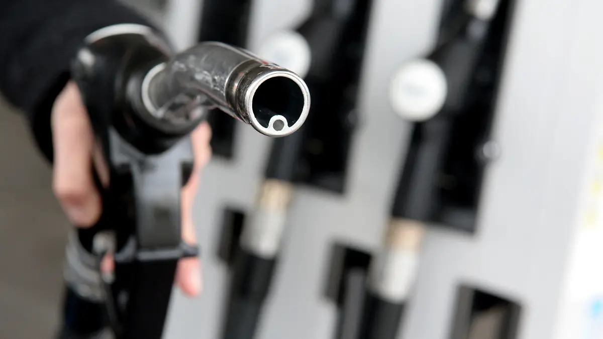 ARCHIV - 18.04.2016, Baden-Württemberg, Tübingen: Eine Hand hält an einer Tankstelle eine Zapfpistole. (Illustraion zu "Niederlande senken Benzin-Steuern") Foto: Franziska Kraufmann/dpa +++ dpa-Bildfunk +++