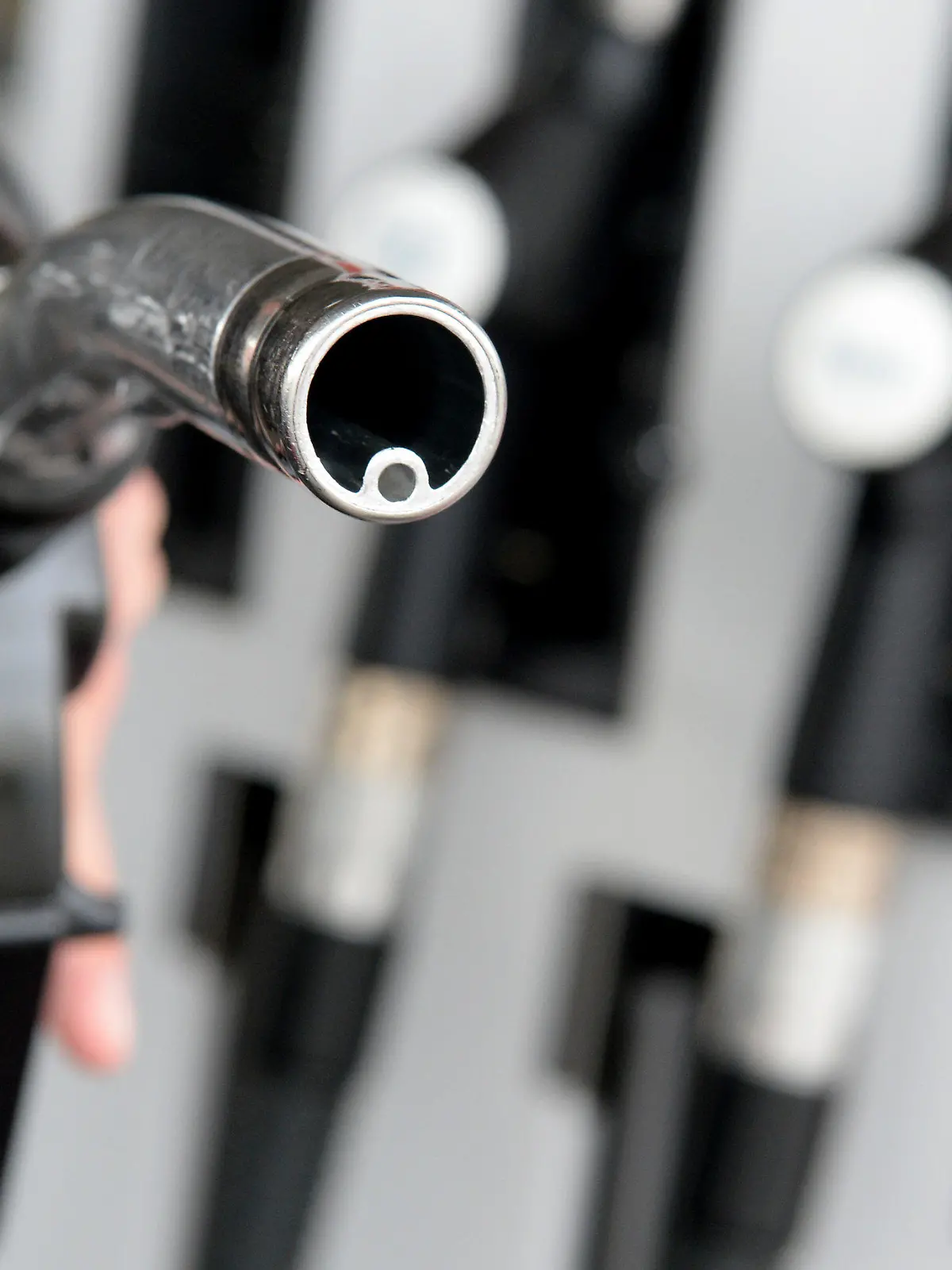 ARCHIV - 18.04.2016, Baden-Württemberg, Tübingen: Eine Hand hält an einer Tankstelle eine Zapfpistole. (Illustraion zu "Niederlande senken Benzin-Steuern") Foto: Franziska Kraufmann/dpa +++ dpa-Bildfunk +++