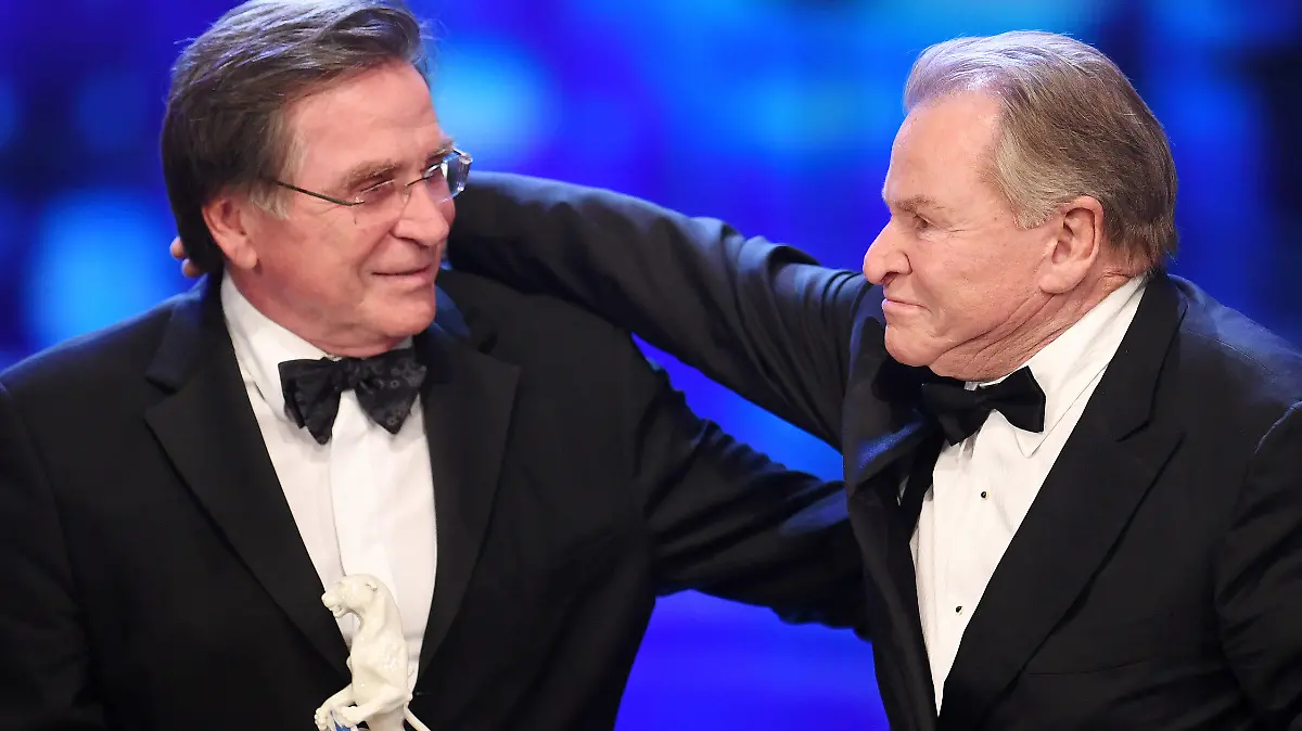 ARCHIV - 24.05.2019, Bayern, München: Elmar Wepper (l), Schauspieler und Fritz Wepper, Schauspieler, erhalten bei der Verleihung des Bayerischen Fernsehpreises im Prinzregententheater die Trophäe, den Blauen Panther. Schauspieler Fritz Wepper ist in tiefer Trauer um seinen überraschend gestorbenen Bruder Elmar Wepper. (zu dpa: Nach dem Tod von Elmar Wepper: Bruder Fritz ist untröstlich) Foto: Tobias Hase/dpa +++ dpa-Bildfunk +++